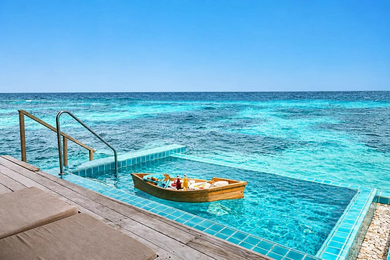 Piscina privata con vista sull'oceano nella Club Sunset Overwater Villa with Pool al Centara Machchafushi Island Resort & Spa Maldives.