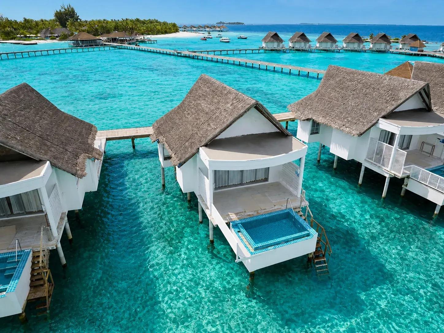 Club Sunset Overwater Villa with Pool con piscina privata e accesso diretto al mare al Centara Machchafushi Island Resort & Spa Maldives.