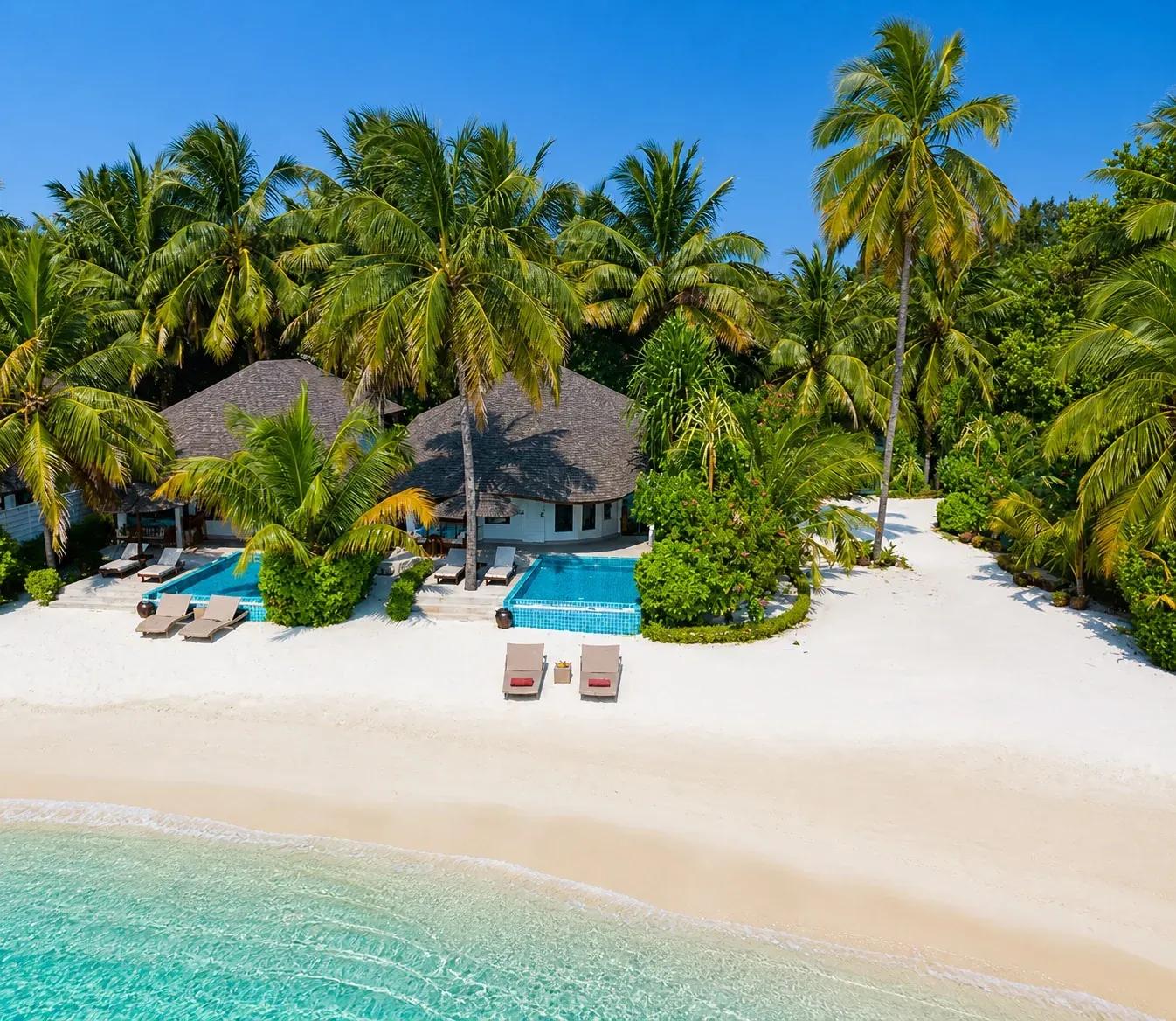 Vista della Club Two Bedroom Beach Pool Villa con piscina privata e spiaggia al Centara Machchafushi Island Resort & Spa Maldives.
