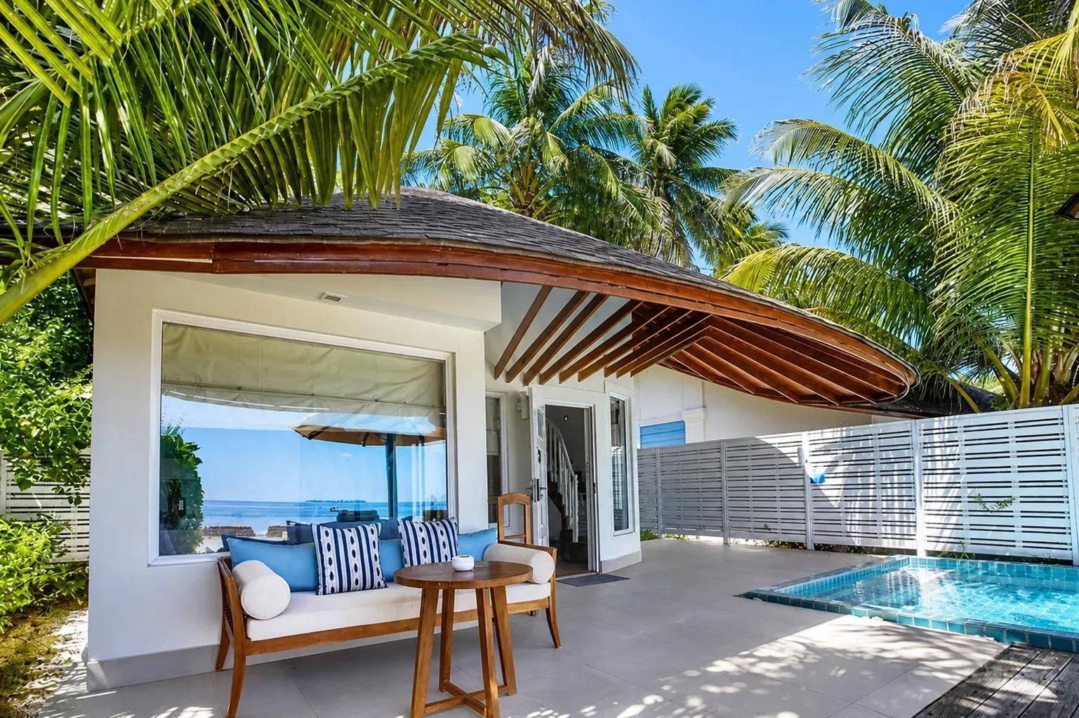 Terrazza della Club Two Bedroom Beach Pool Villa con divano e piscina privata al Centara Machchafushi Island Resort & Spa Maldives.