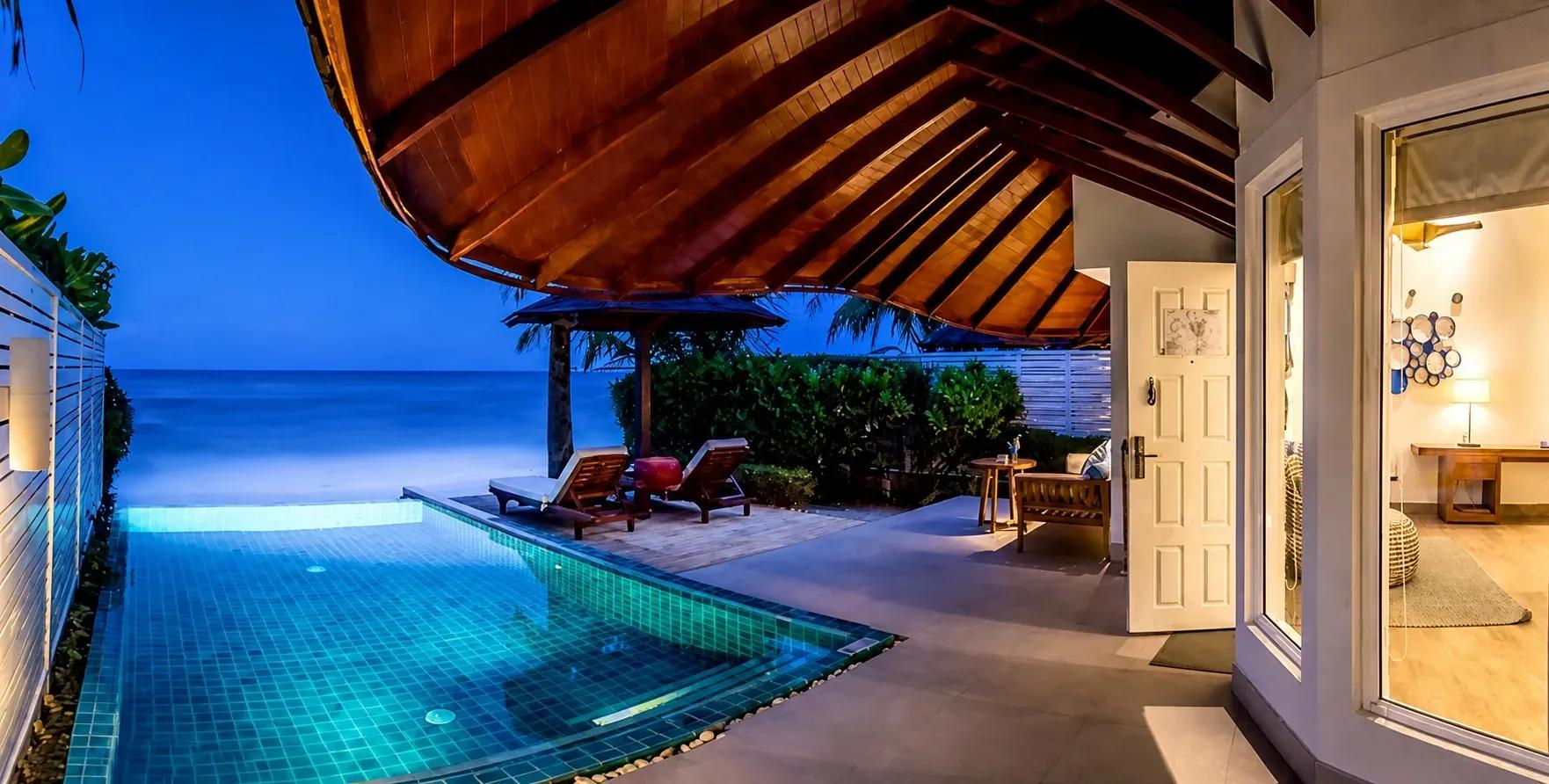 Piscina privata della Club Two Bedroom Beach Pool Villa con vista sull'oceano al Centara Machchafushi Island Resort & Spa Maldives.