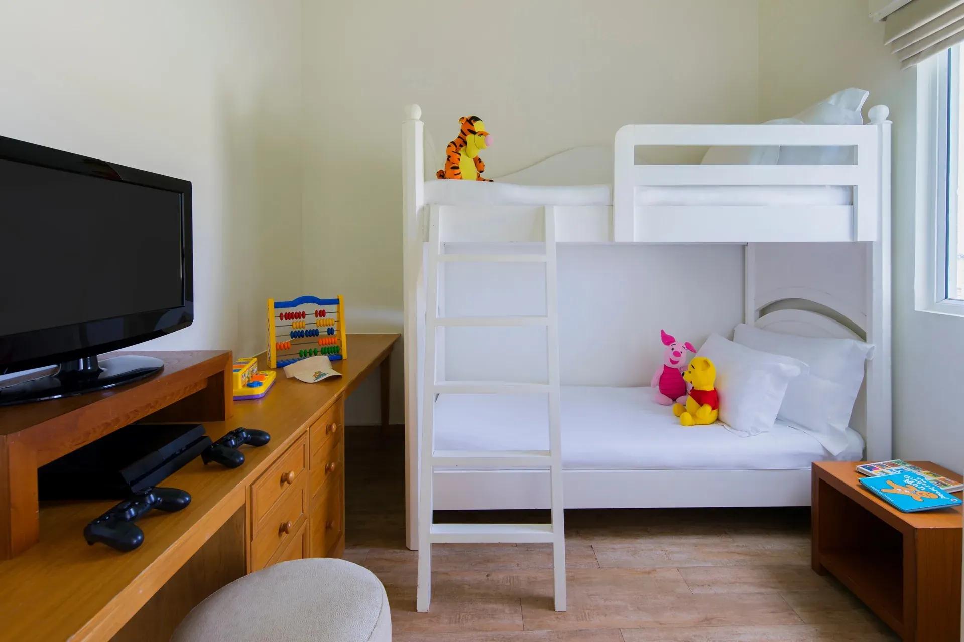 Cameretta dei bambini nella Family Overwater Villa con letto a castello e giochi al Centara Machchafushi Island Resort & Spa Maldives.