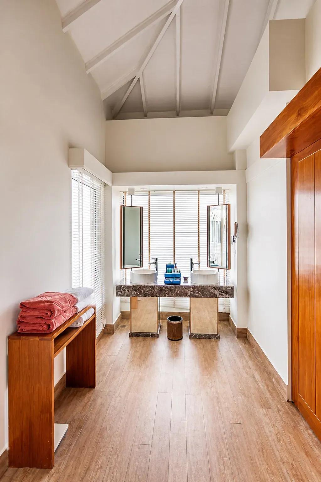 Bagno con doppio lavabo e accessori della Family Overwater Villa with Kids Bedroom al Centara Machchafushi Island Resort & Spa Maldives.