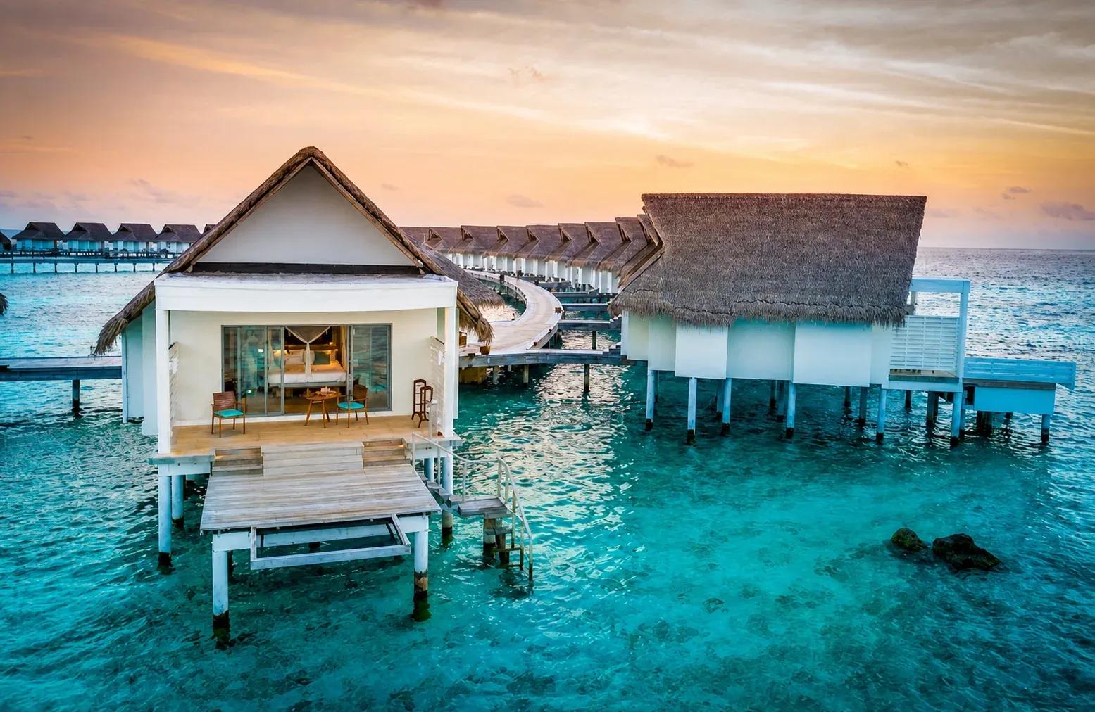 Reethi Muraka Overwater Villa con terrazza in legno e vista oceano al Centara Machchafushi Island Resort & Spa Maldives.