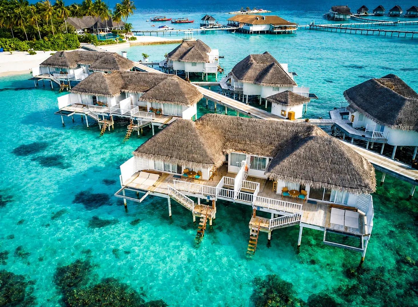 Ville su palafitte della Sunrise Overwater Villa con terrazza e vista mare al Centara Machchafushi Island Resort & Spa Maldives.