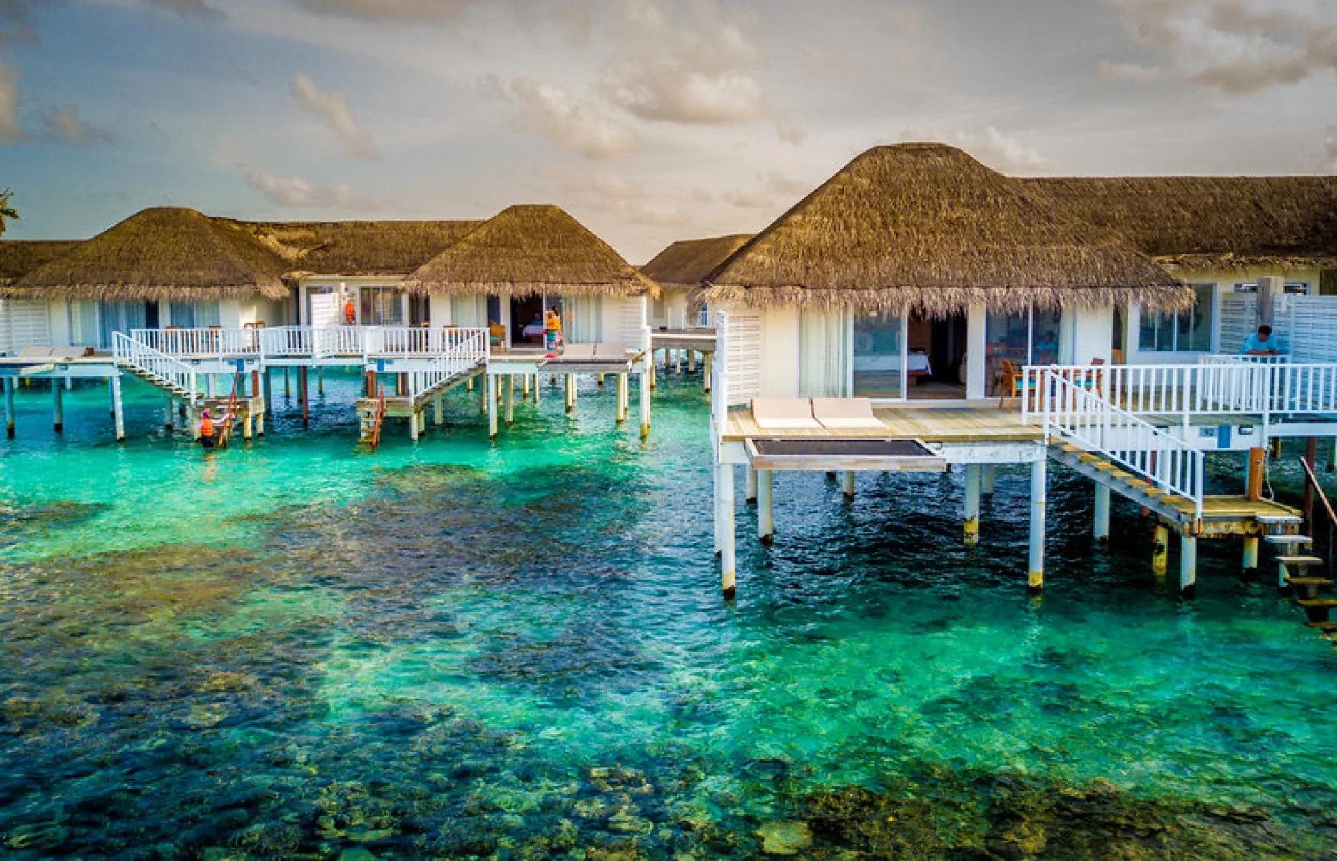 Sunset Overwater Villa con terrazza sopra l'acqua e vista sull'oceano al Centara Machchafushi Island Resort & Spa Maldives.