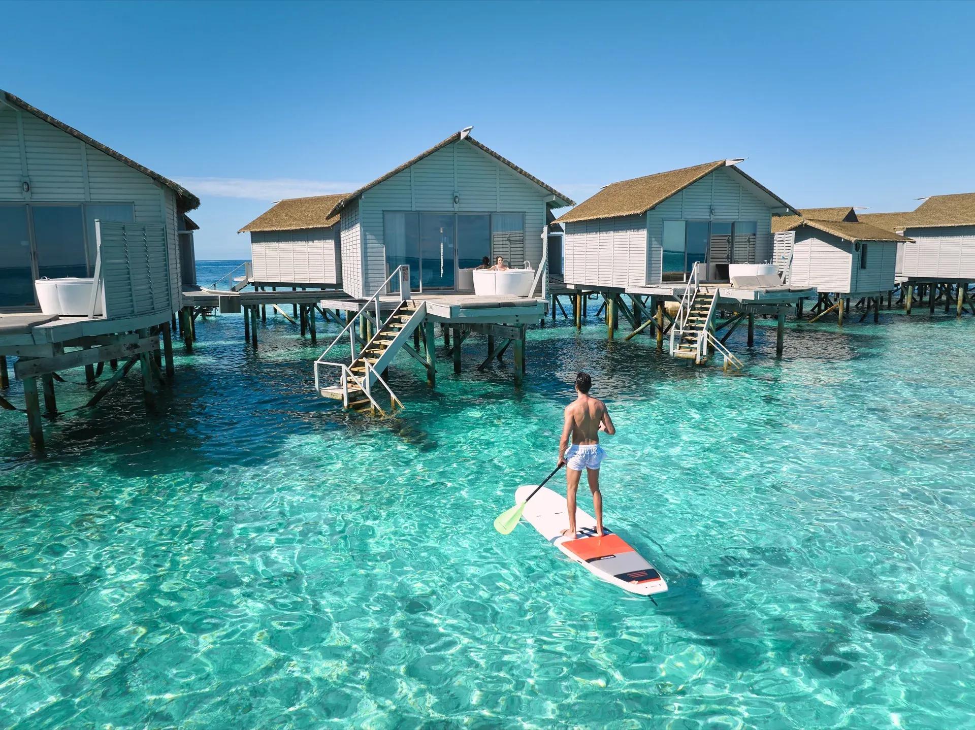 Villas sull'acqua con vasche e paddle board al Centara Ras Fushi Resort & Spa Maldives