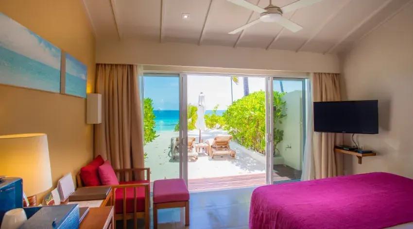 Interno della Lagoon View Beach Villa with Swirl Pool con letto, terrazza e vista mare al Centara Ras Fushi Resort & Spa Maldives.
