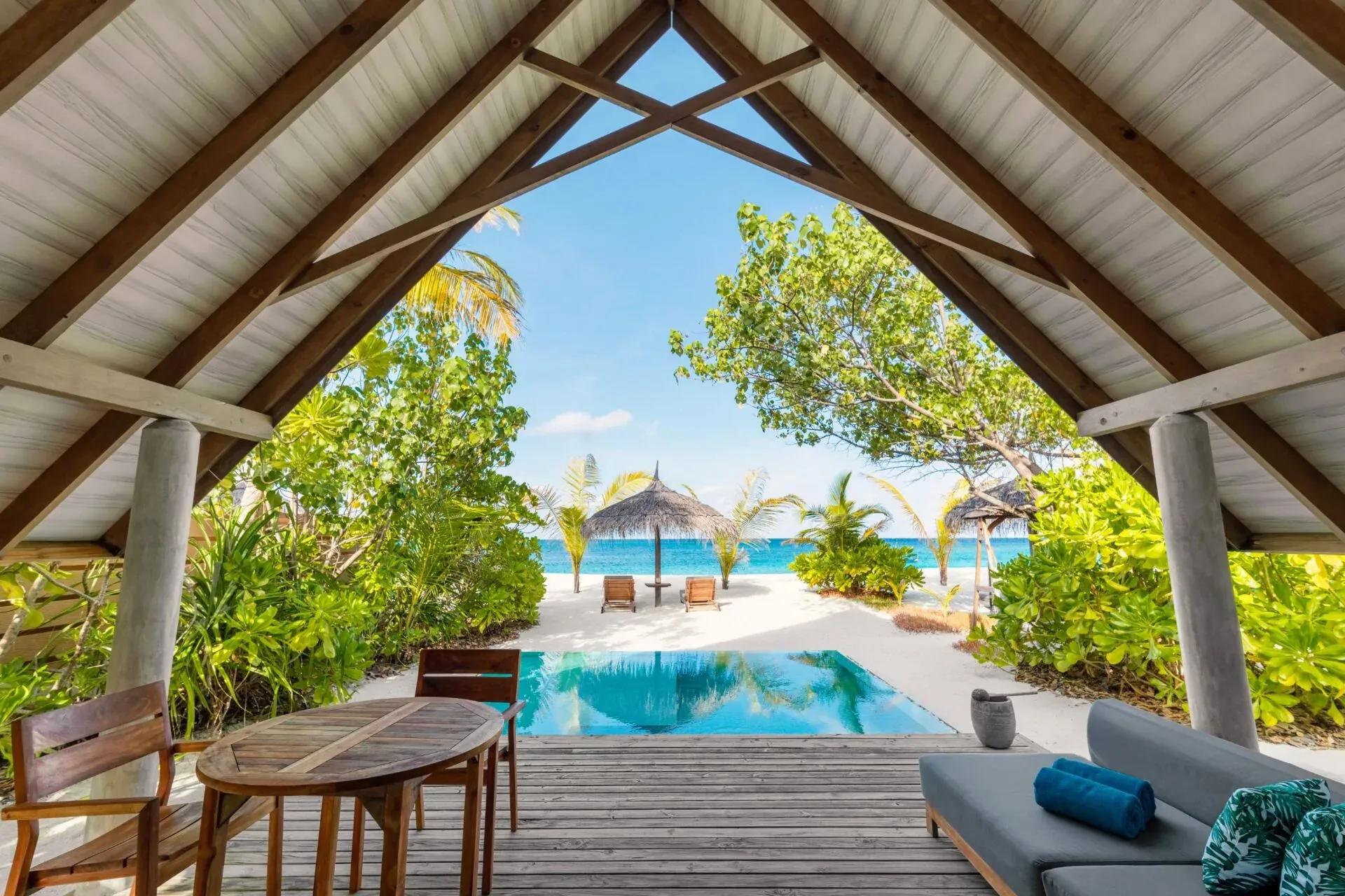 Terrazza della Beach Duplex Villa con piscina e vista mare al Fushifaru Maldives.