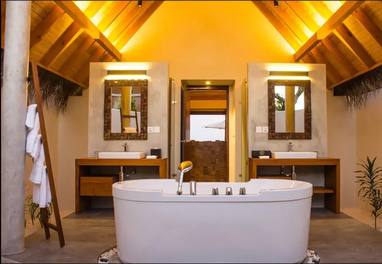 Bagno con vasca centrale e doppio lavabo della Beach Villa Sunrise al Fushifaru Maldives