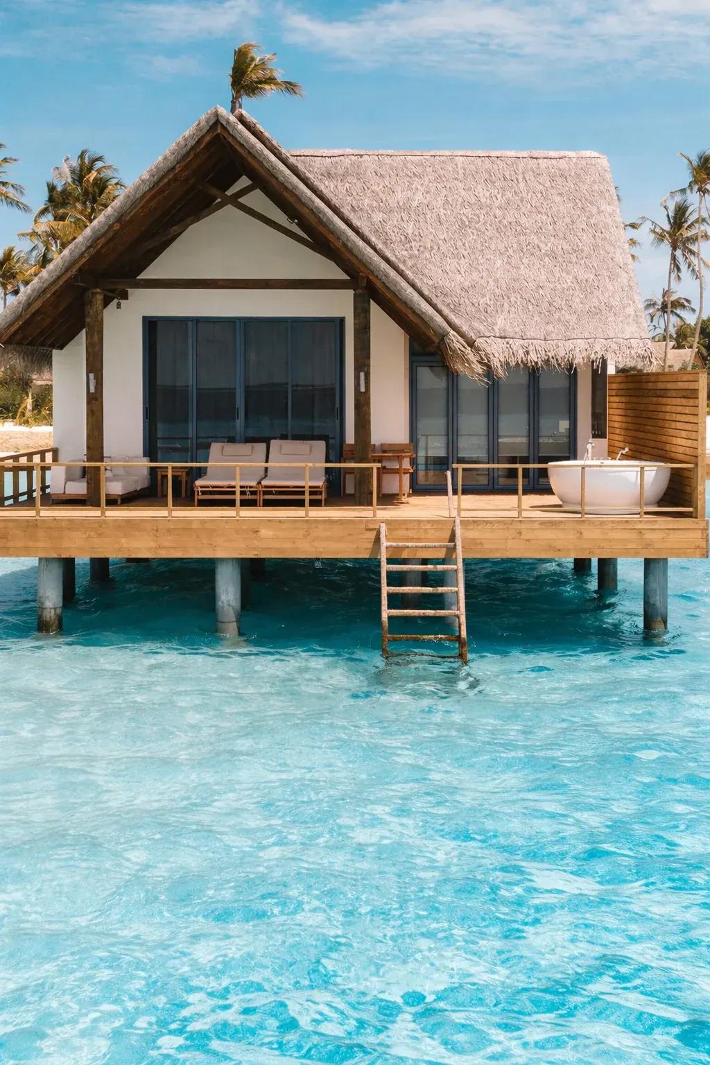 Jacuzzi Water Villa su palafitte con terrazza e vasca idromassaggio al Fushifaru Maldives