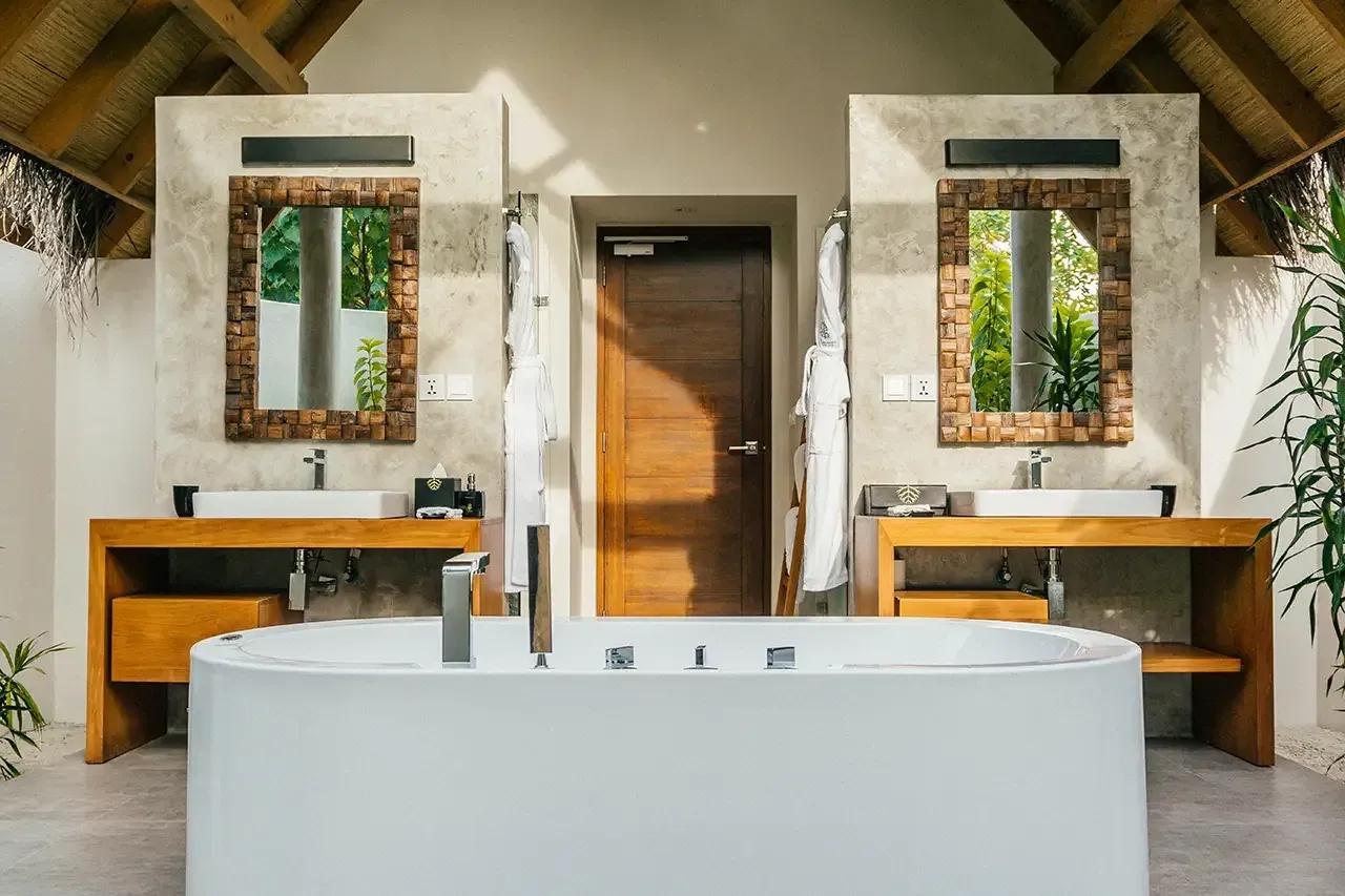 Bagno con vasca bianca e doppio lavabo nella Pool Beach Villa Sunrise del Fushifaru Maldives