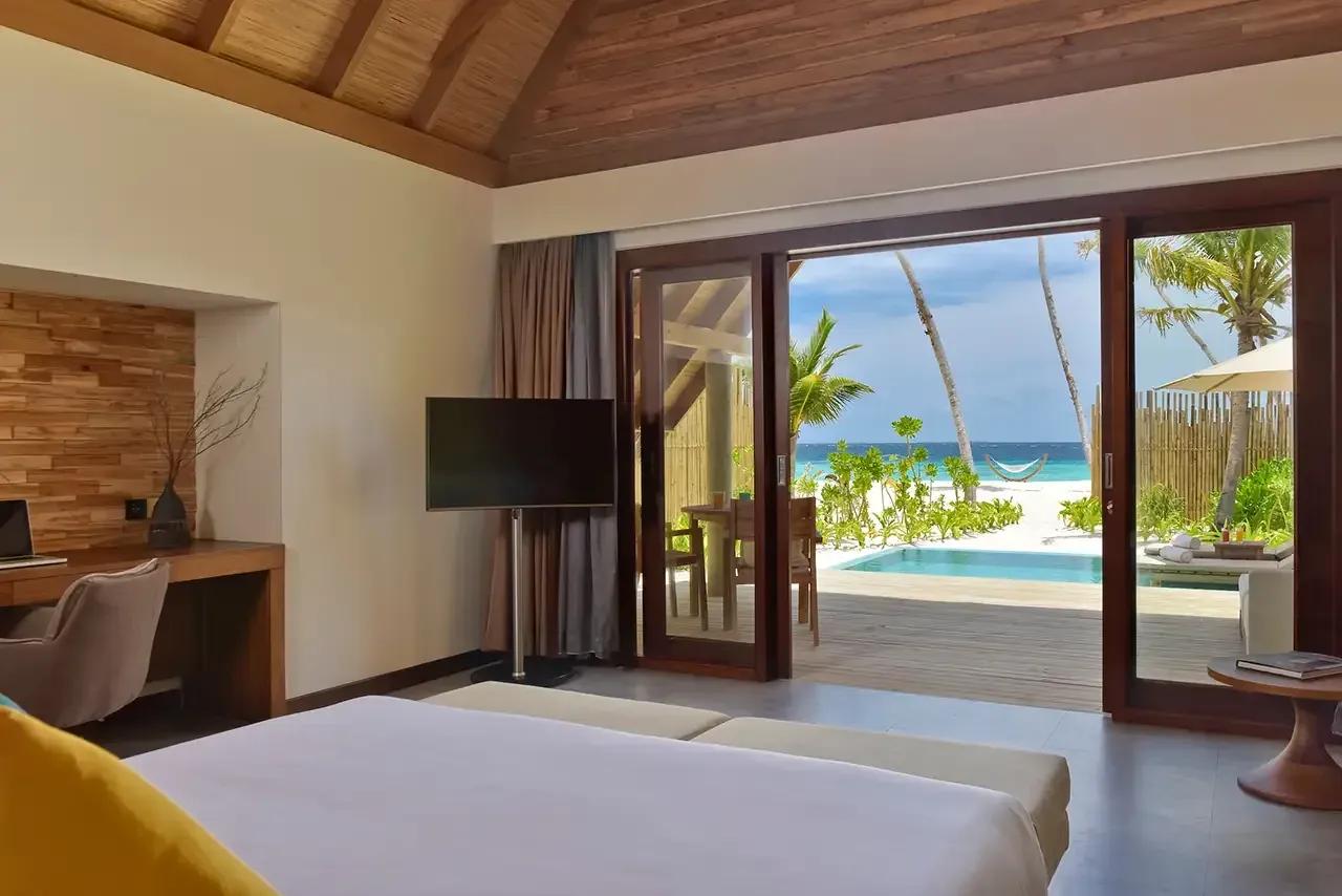 Vista dalla Pool Beach Villa Sunset con piscina privata e accesso diretto alla spiaggia del Fushifaru Maldives.