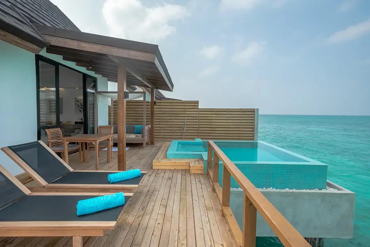 Terrazza in legno con piscina privata e vista mare della Pool Water Villa al Fushifaru Maldives
