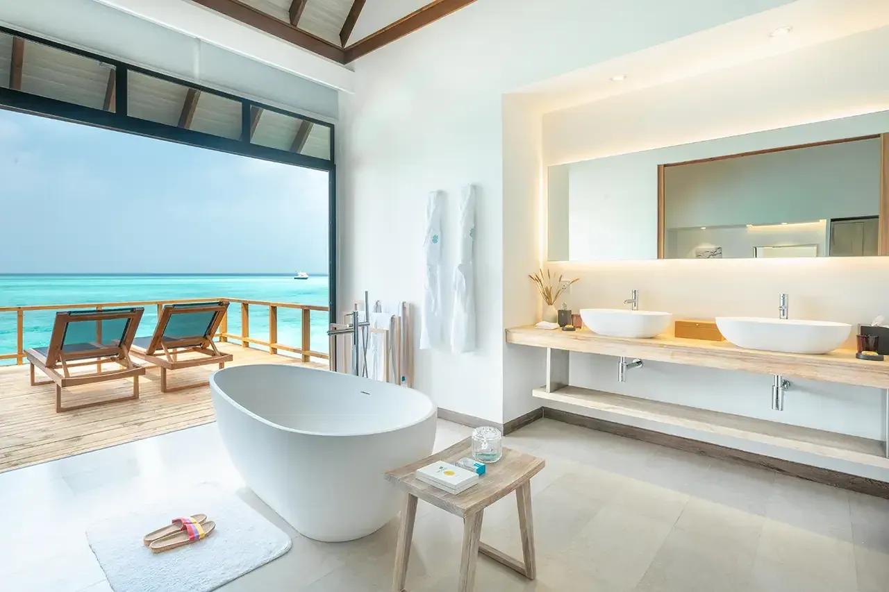 Vasca da bagno e doppio lavabo con vista mare dalla terrazza nella Pool Water Villa del Fushifaru Maldives