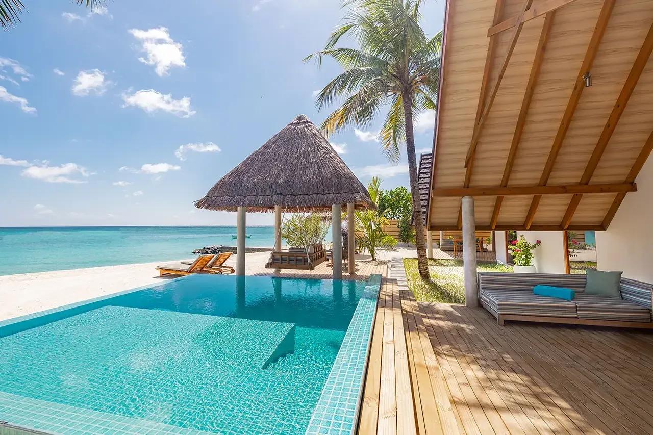 Piscina privata e terrazza in legno della premium beach duplex villa al Fushifaru Maldives con vista mare e gazebo