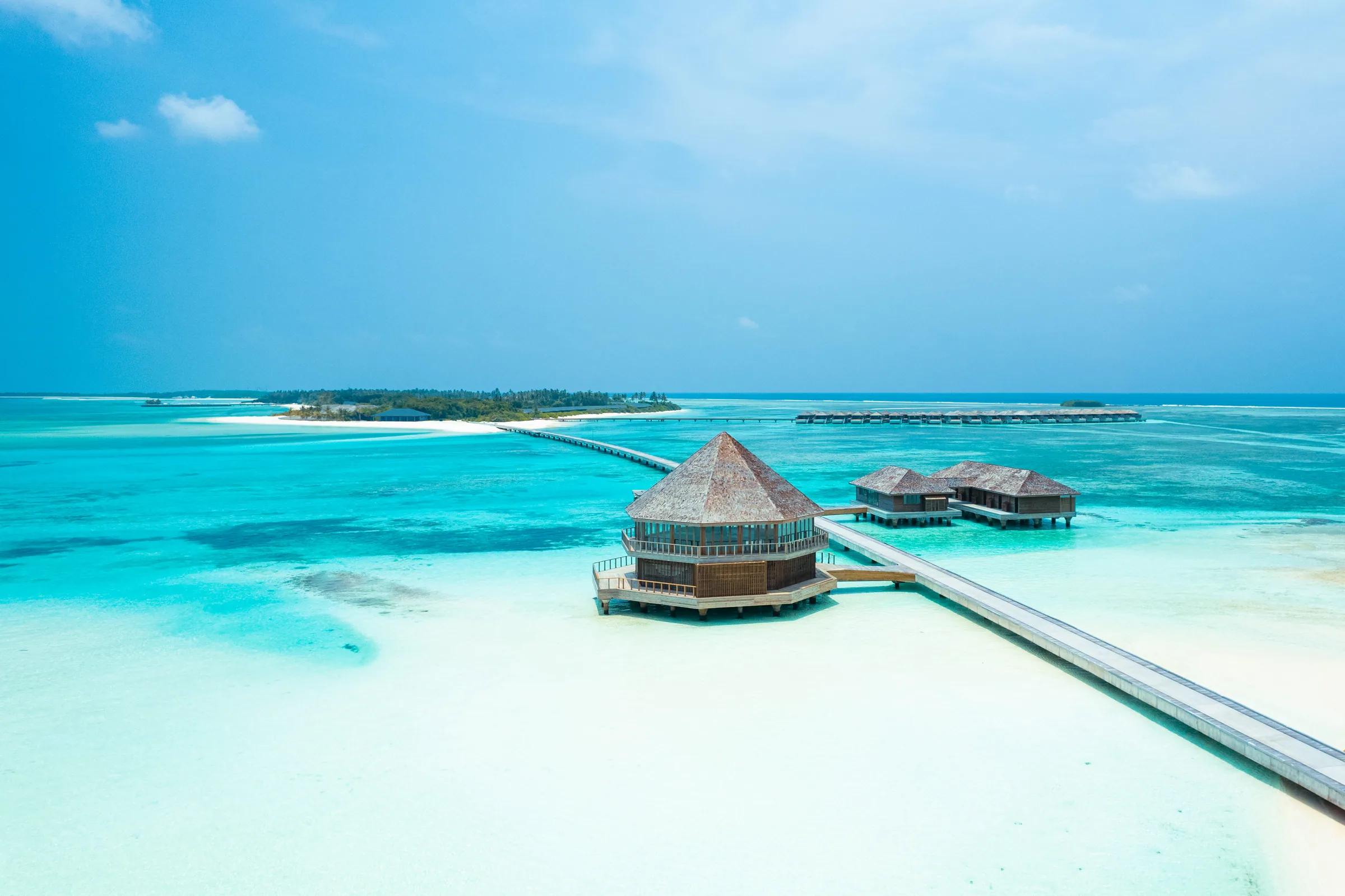 Bungalow sull'acqua con passerelle al Jawakara Islands Maldives.