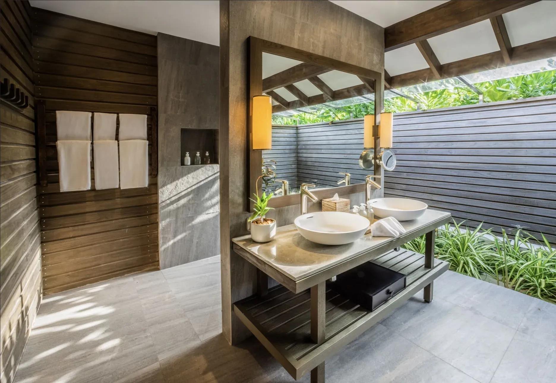 Bagno all'aperto con doppio lavabo e vegetazione tropicale della Dheru Beach Pool Villa al Jawakara Islands Maldives