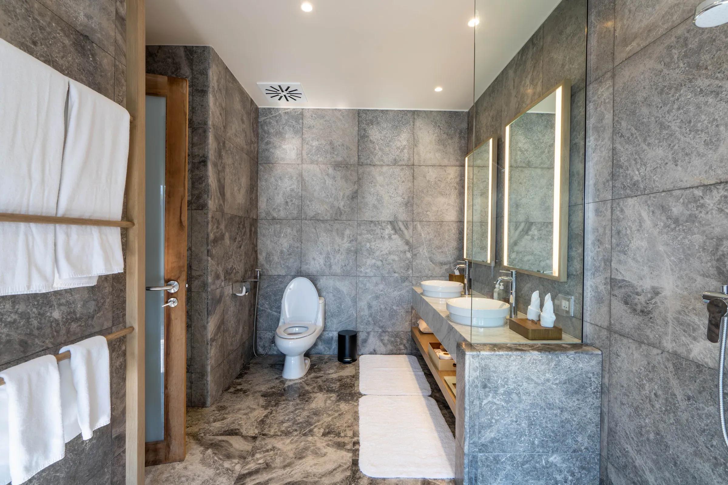 Bagno della Beach Pool Villa con doppio lavabo e doccia al Kagi Maldives Spa Island.