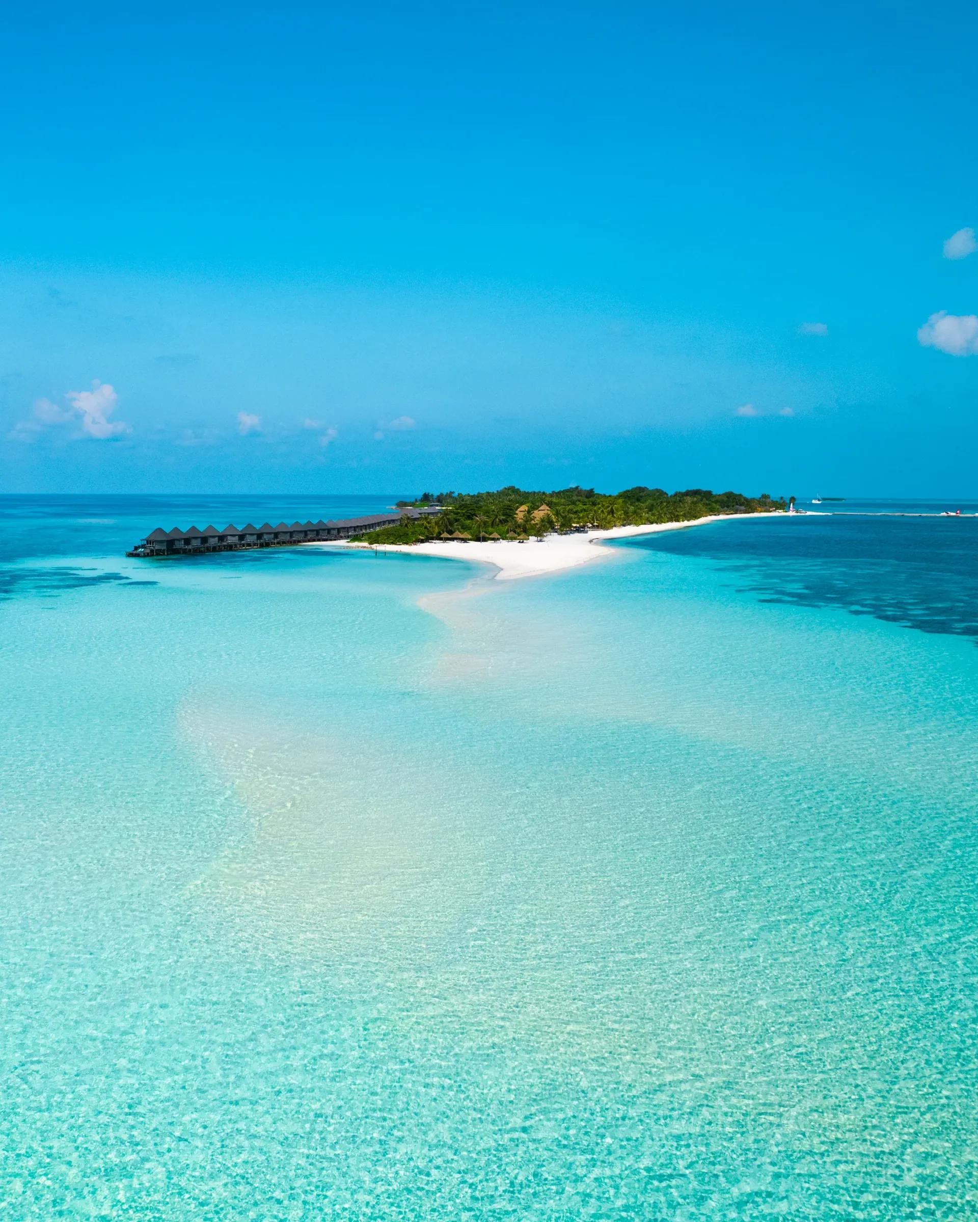Spiaggia con sabbia bianca e bungalow sul mare al Kuredu Island Resort & Spa.