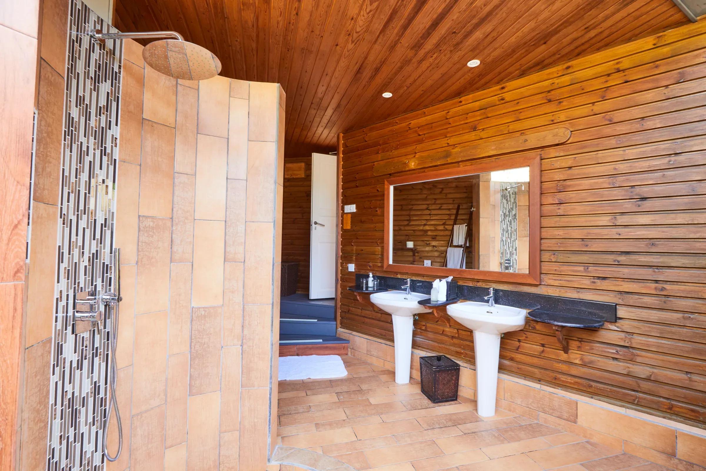 Bagno della Jacuzzi Beach Villa con doccia in muratura e doppio lavabo al Kuredu Island Resort & Spa.