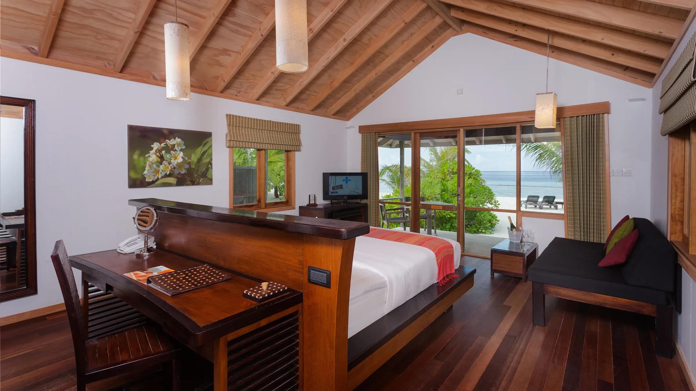 Interno della O Beach Villa con vista mare e terrazza al Kuredu Island Resort & Spa