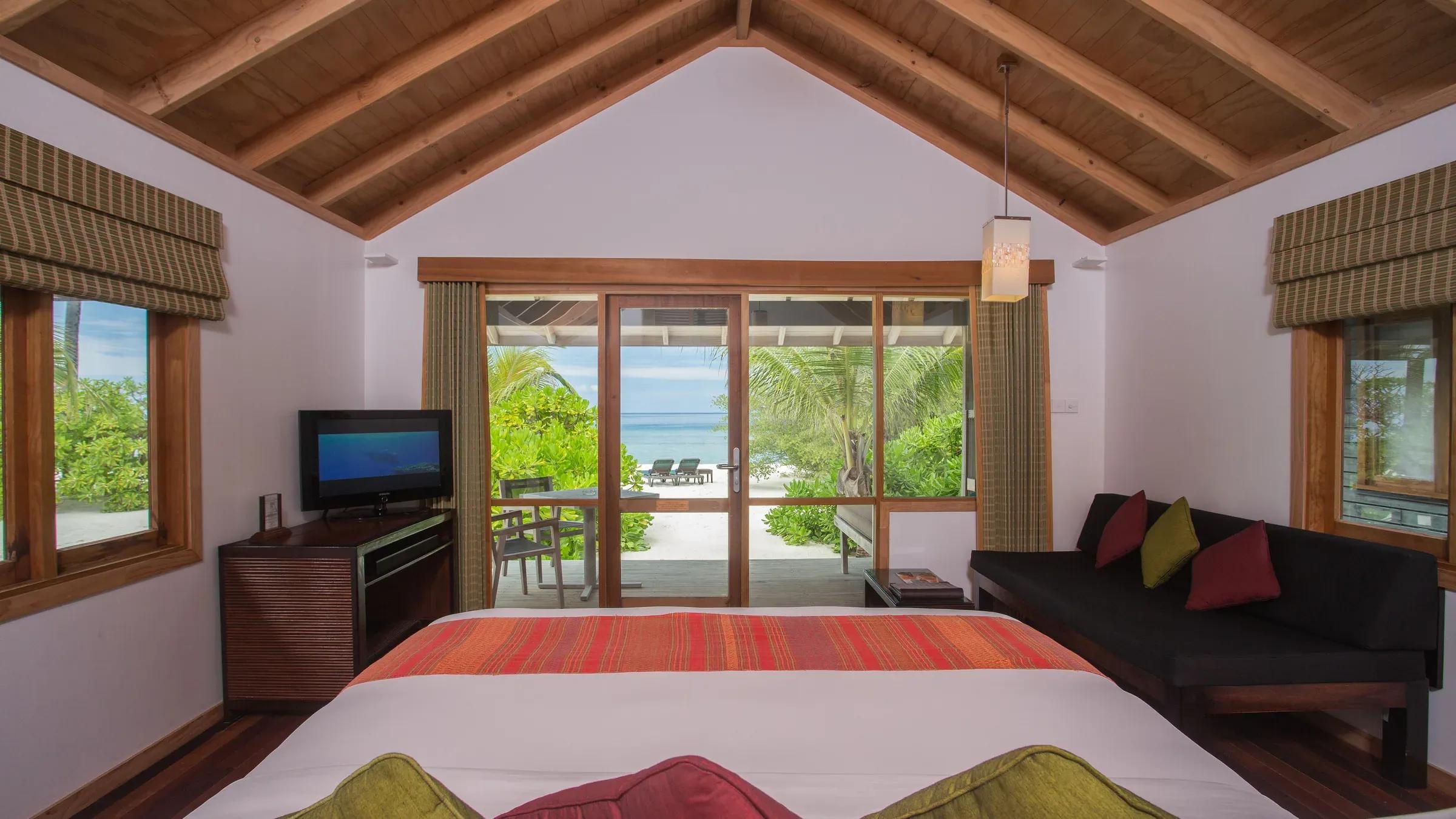 Interno della O Beach Villa con vista sulla terrazza e sul mare al Kuredu Island Resort & Spa
