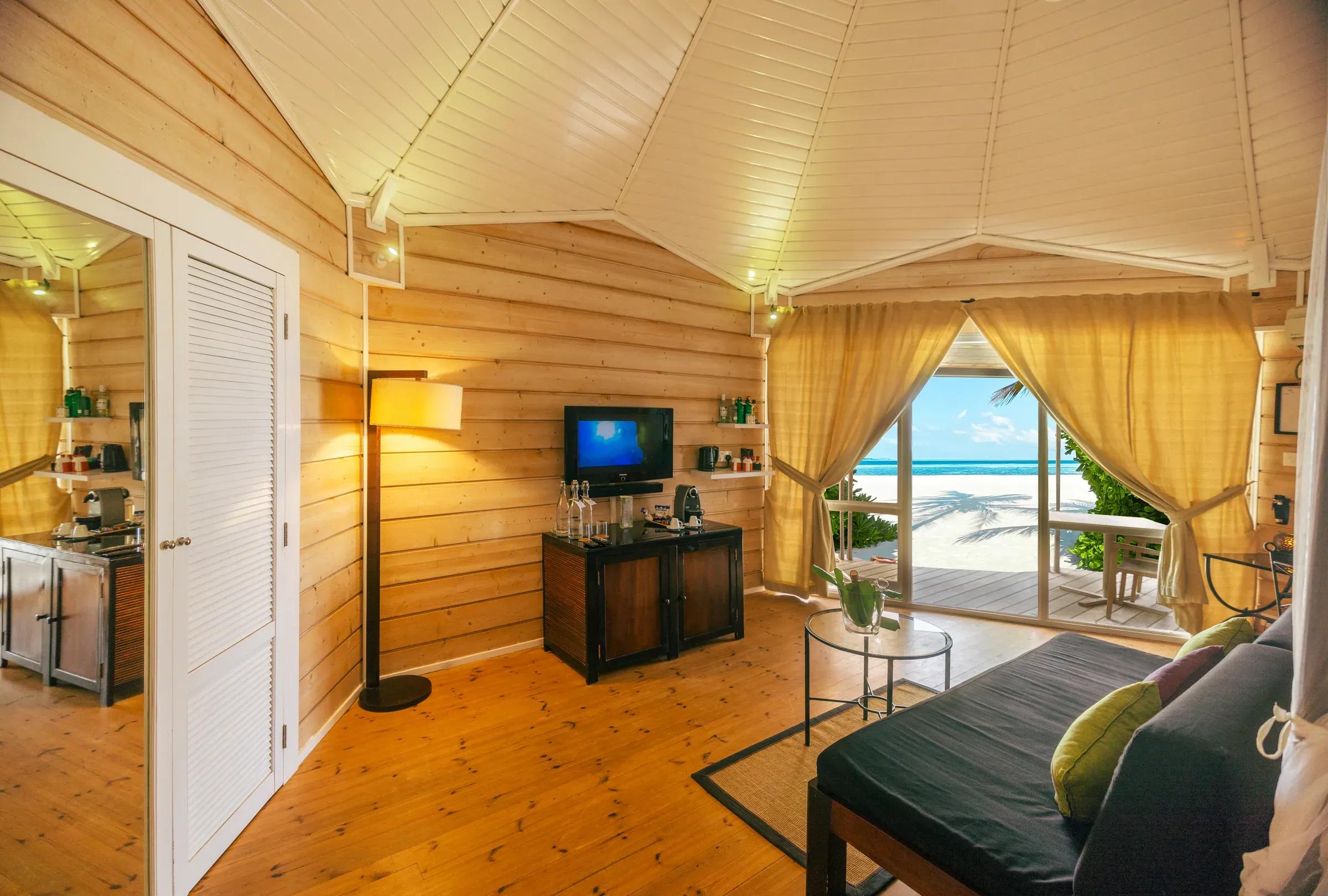 Interno della O Jacuzzi Beach Villa con vista spiaggia e terrazza al Kuredu Island Resort & Spa
