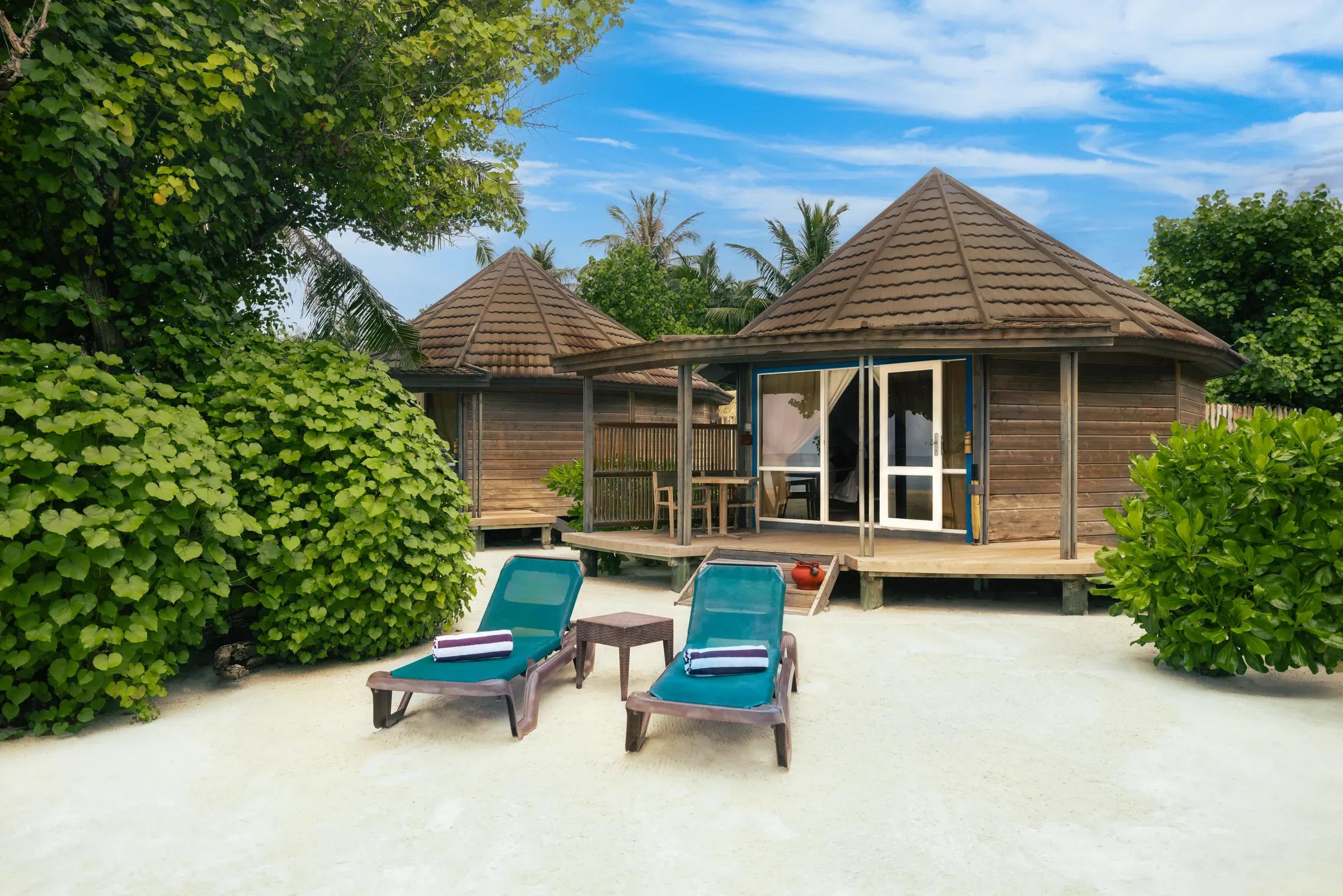 O Jacuzzi Beach Villa con lettini sulla sabbia e veranda al Kuredu Island Resort & Spa.