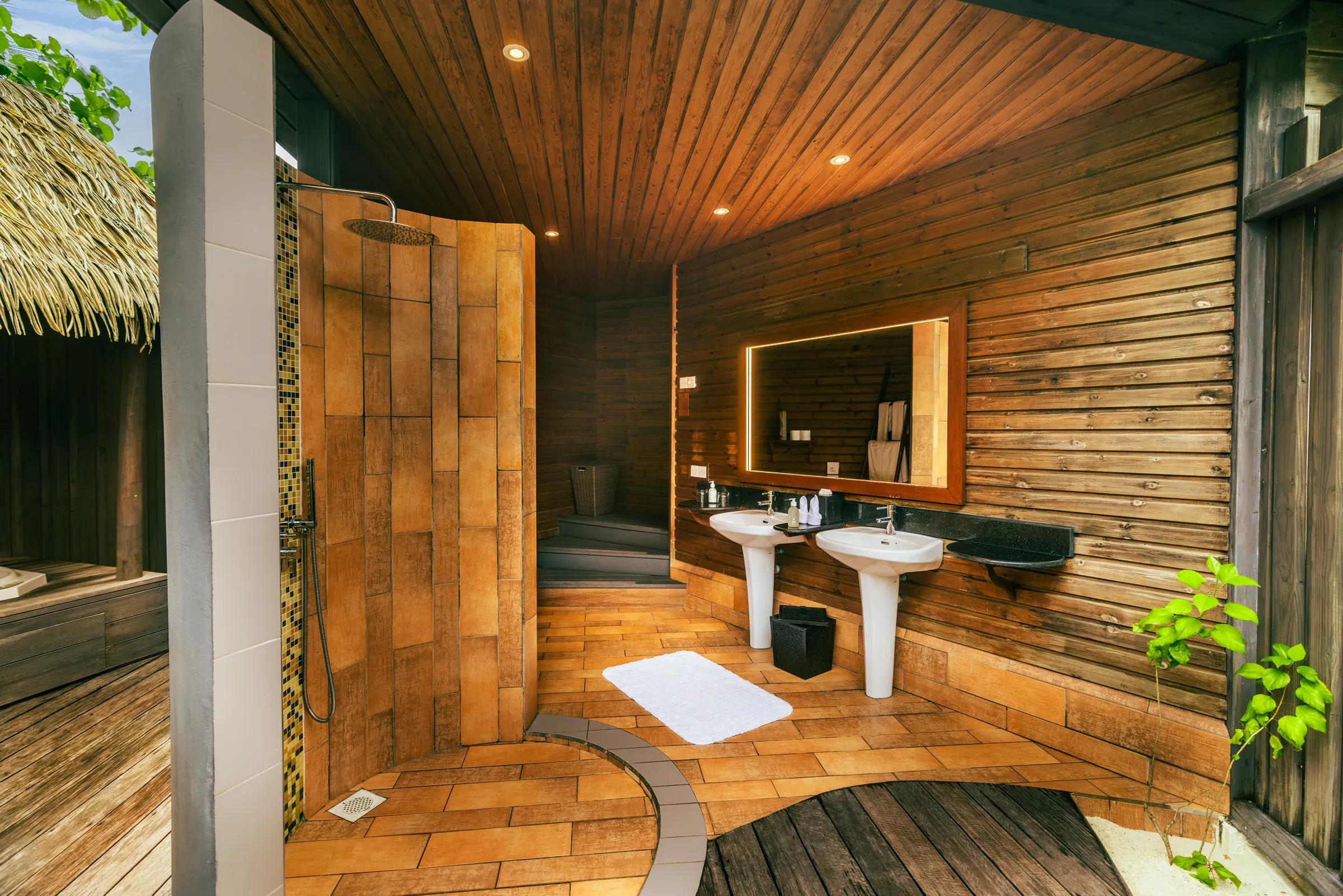 Interno bagno della O Jacuzzi Beach Villa con doppio lavabo e doccia al Kuredu Island Resort & Spa
