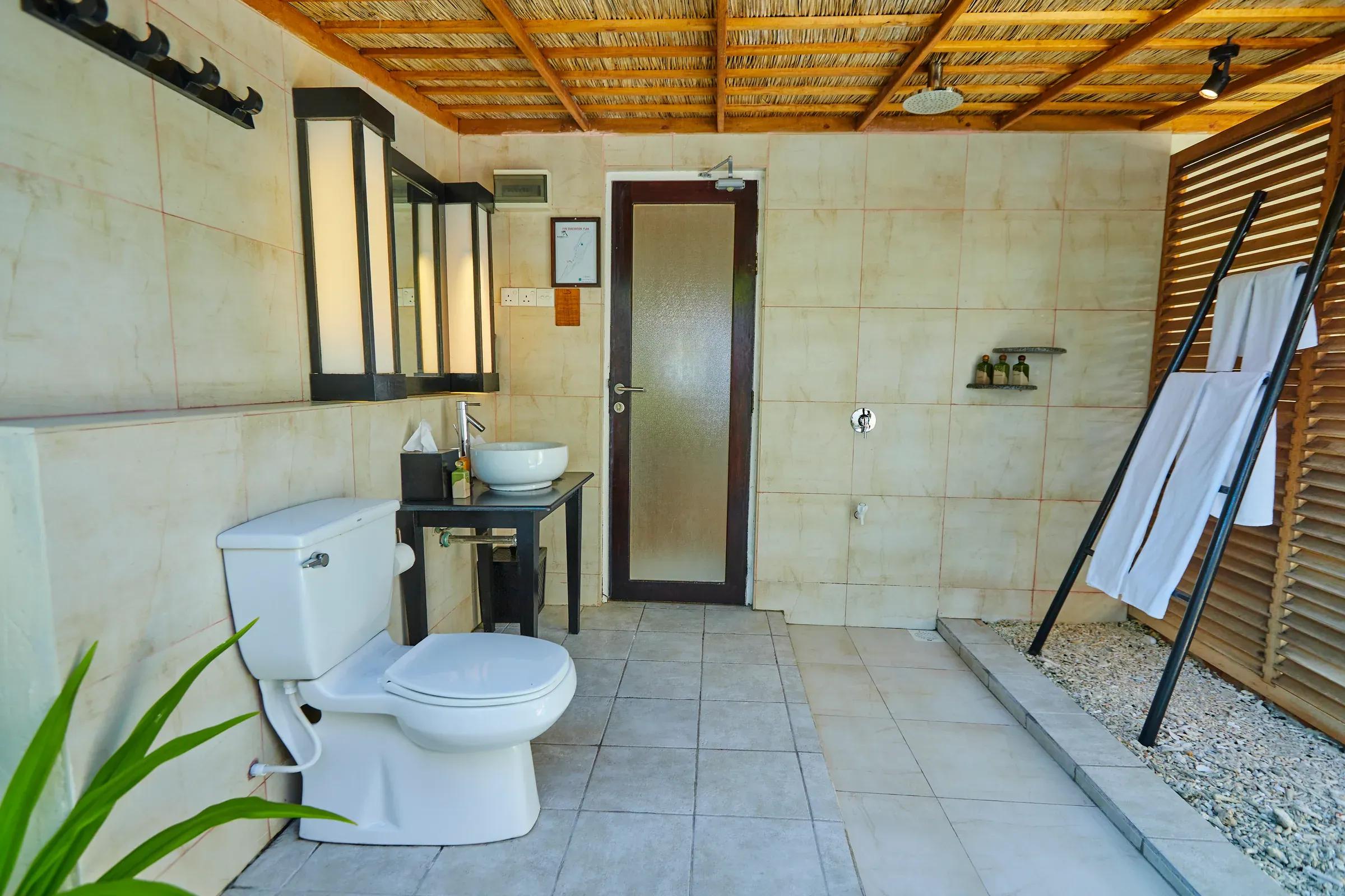 Interno bagno nella Premium Beach Bungalow con sanitari moderni e doccia al Kuredu Island Resort & Spa.