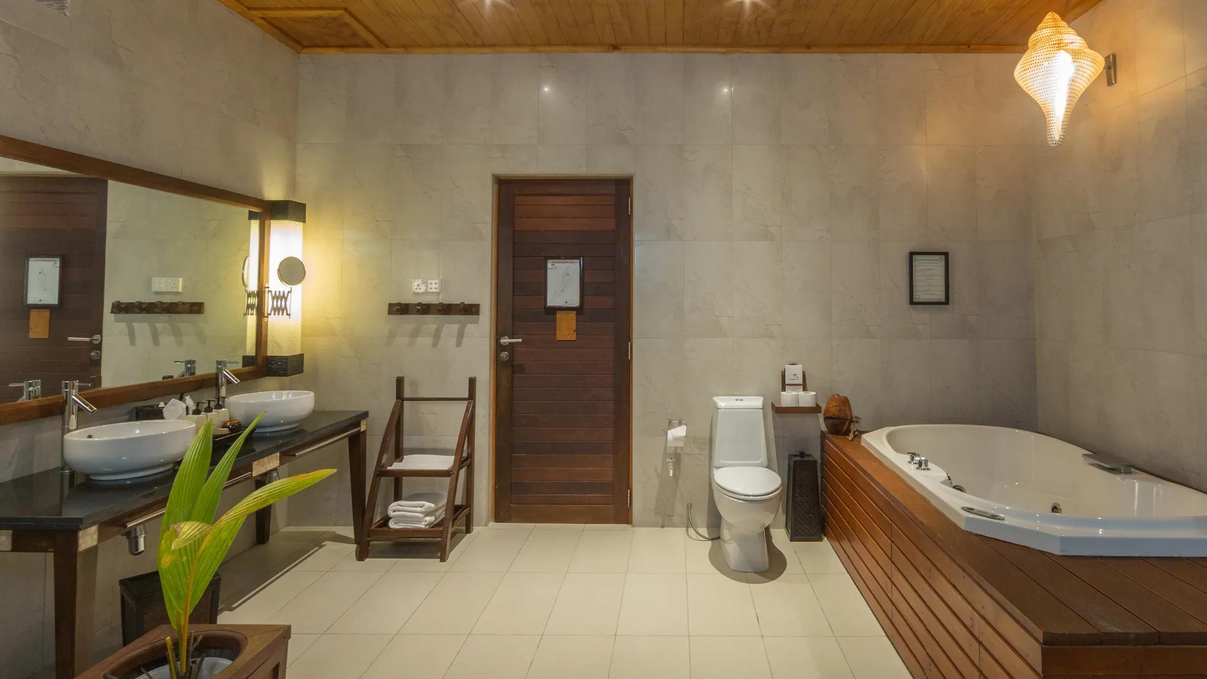 Bagno della Private Pool Villa con vasca da bagno e doppio lavabo al Kuredu Island Resort & Spa.