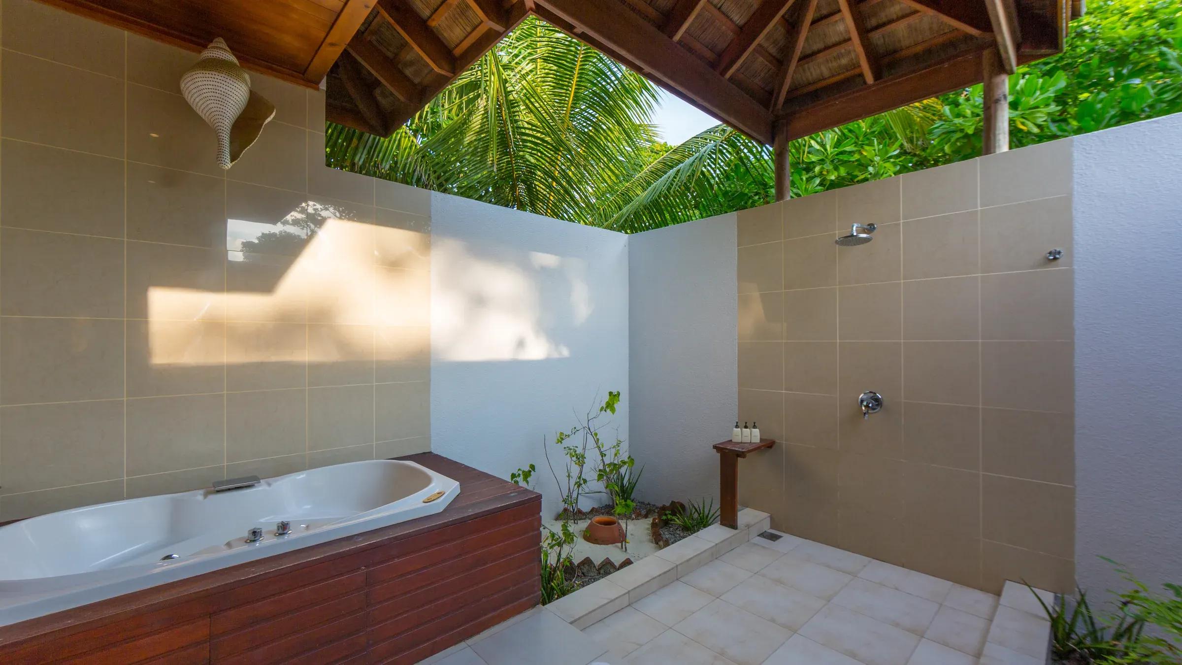 Bagno all'aperto della Private Pool Villa con vasca idromassaggio e doccia al Kuredu Island Resort & Spa.