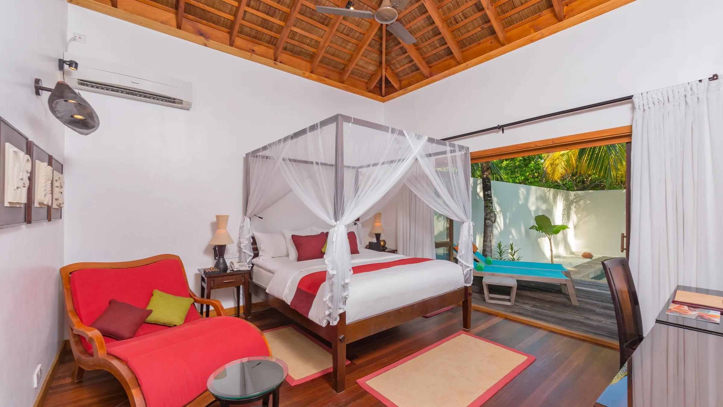 Camera Private Pool Villa con letto a baldacchino e accesso a piscina privata del Kuredu Island Resort & Spa.