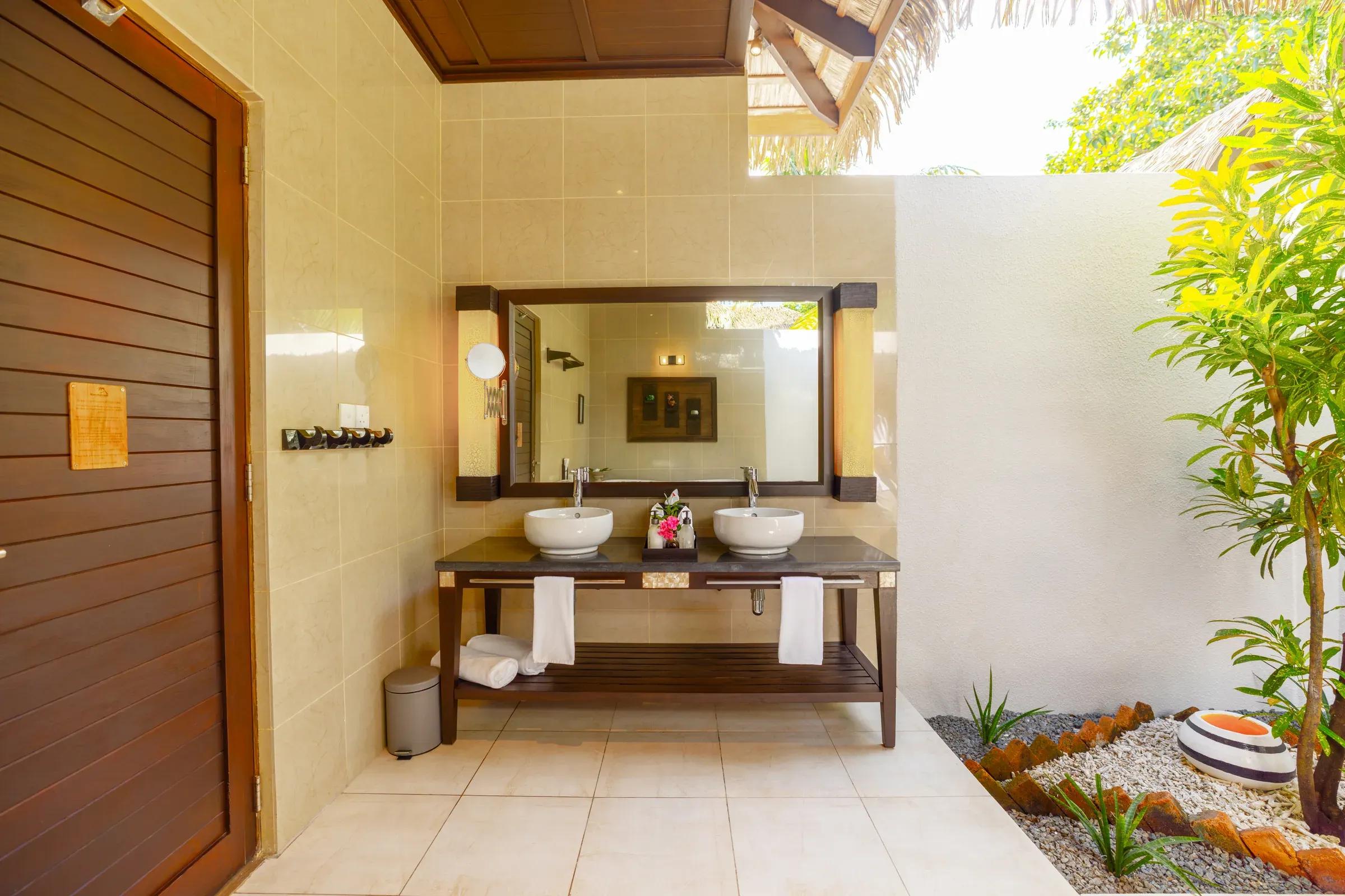 Bagno della Private Pool Villa Family Suite con doppio lavabo e giardino al Kuredu Island Resort & Spa
