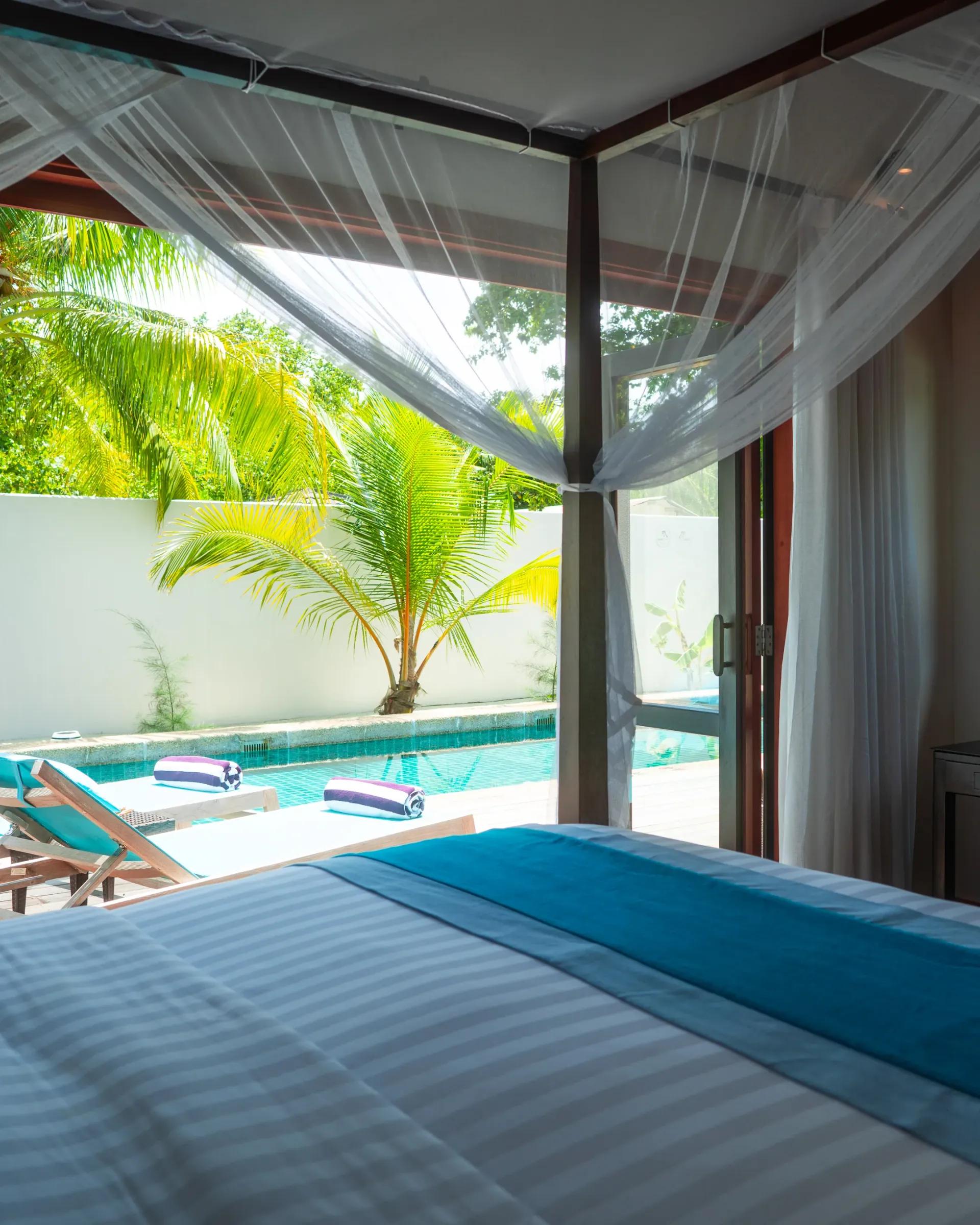 Vista dalla Private Pool Villa Family Suite con piscina privata e lettini al Kuredu Island Resort & Spa.