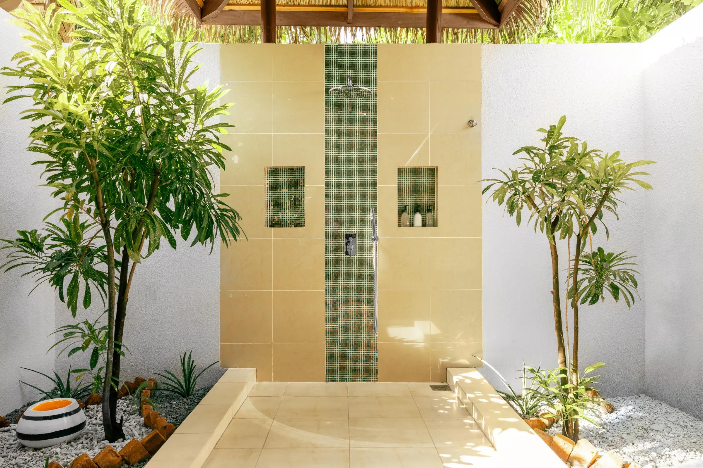Doccia esterna con piastrelle decorative e piante della Private Pool Villa Family Suite al Kuredu Island Resort & Spa.