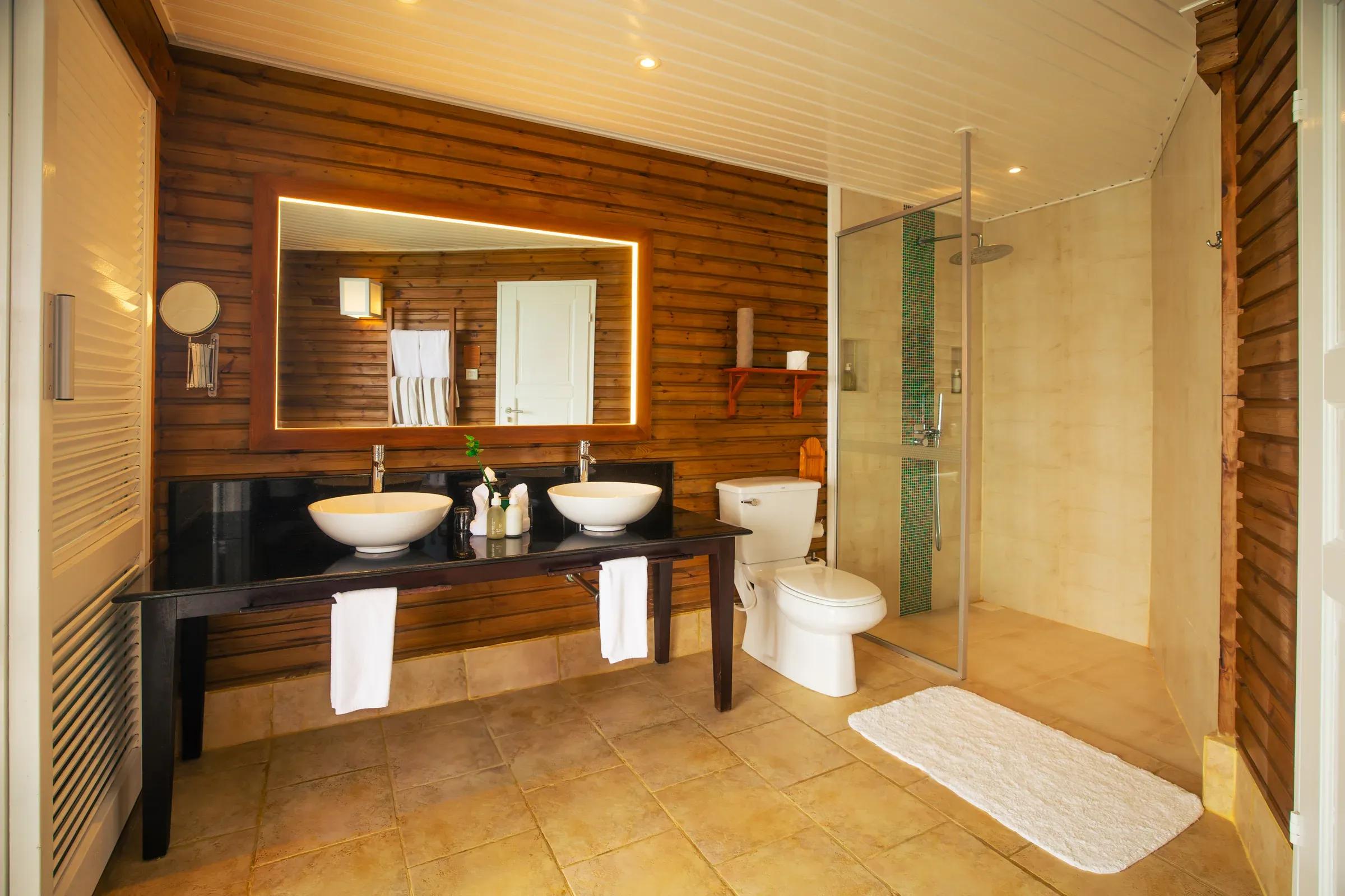 Bagno della Sangu Water Villa con doppio lavabo e doccia al Kuredu Island Resort & Spa