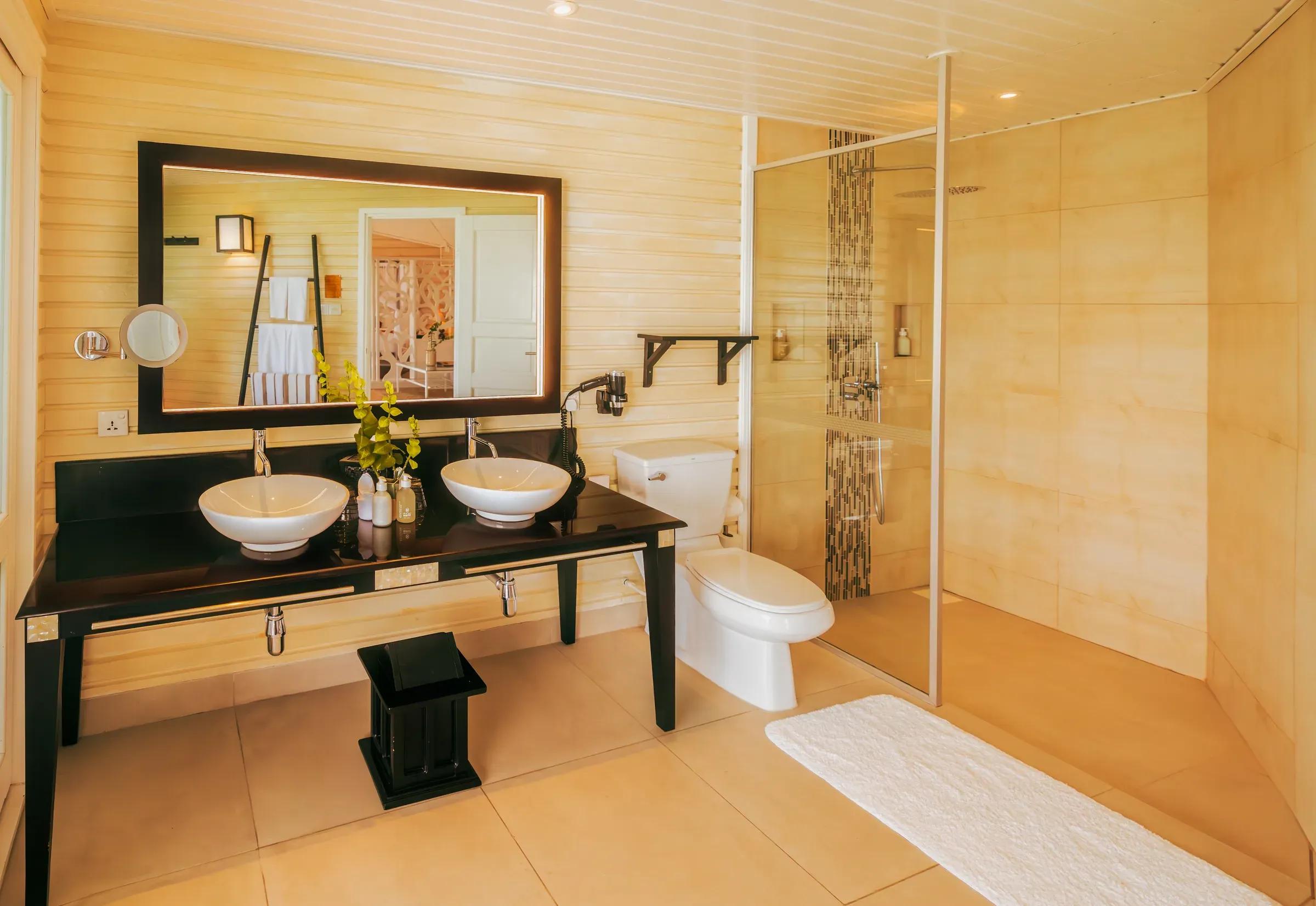 Bagno con doppio lavabo e doccia nella Sangu Water Villa Honeymoon Suite al Kuredu Island Resort & Spa.