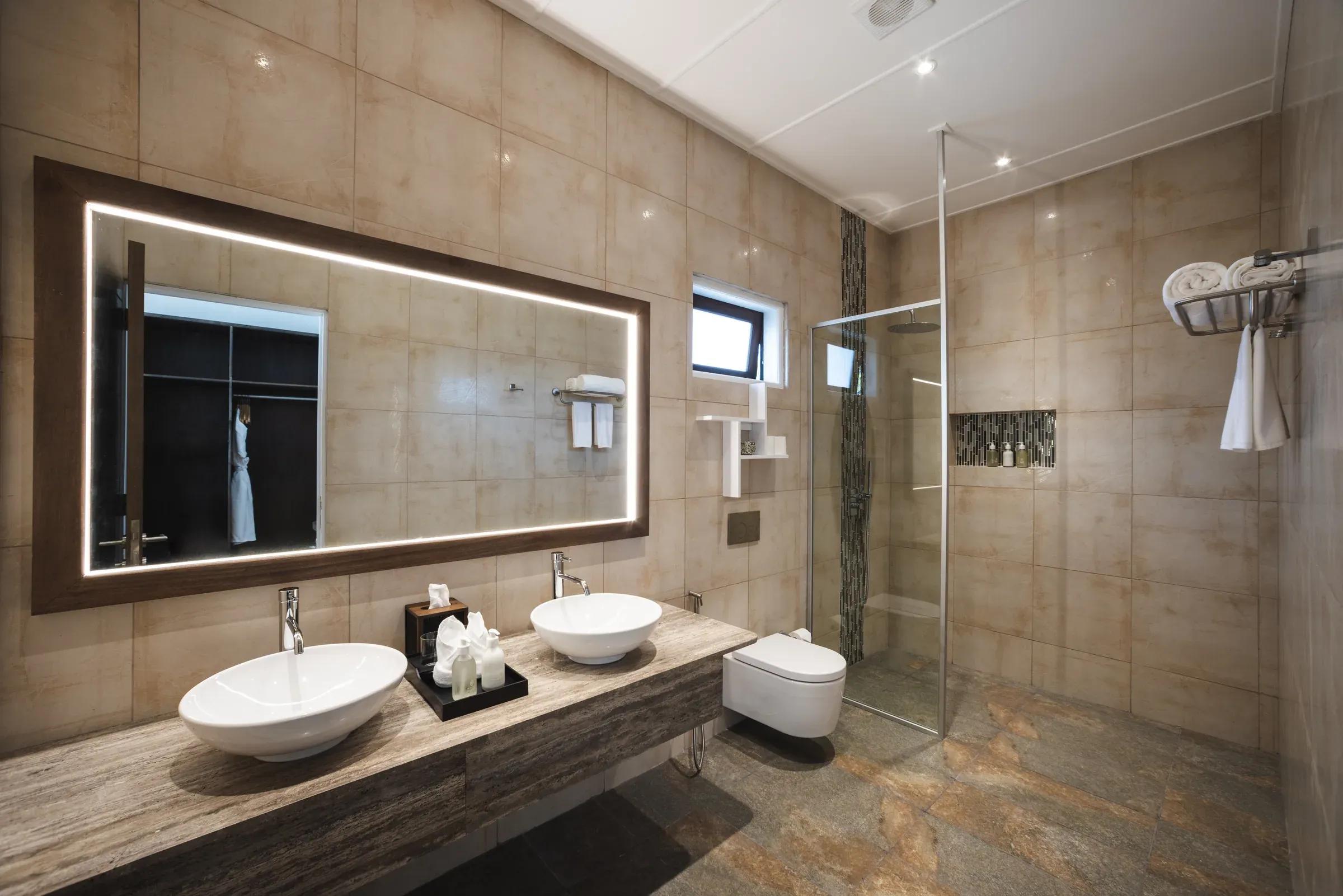Bagno della Two Bedroom Beach Villa con doppio lavabo e doccia al Kuredu Island Resort & Spa.