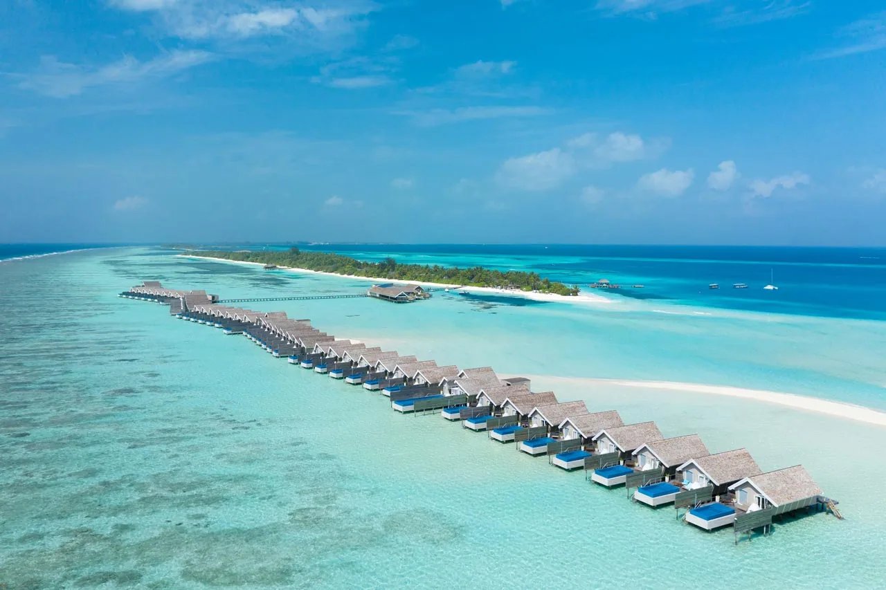 Ville overwater e spiaggia al LUX* South Ari Atoll, Maldive.