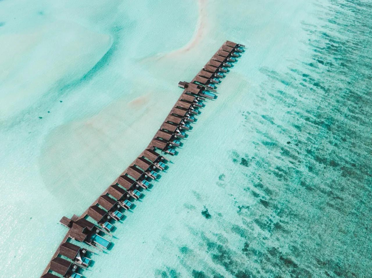 Ville overwater su acque turchesi al LUX* South Ari Atoll.