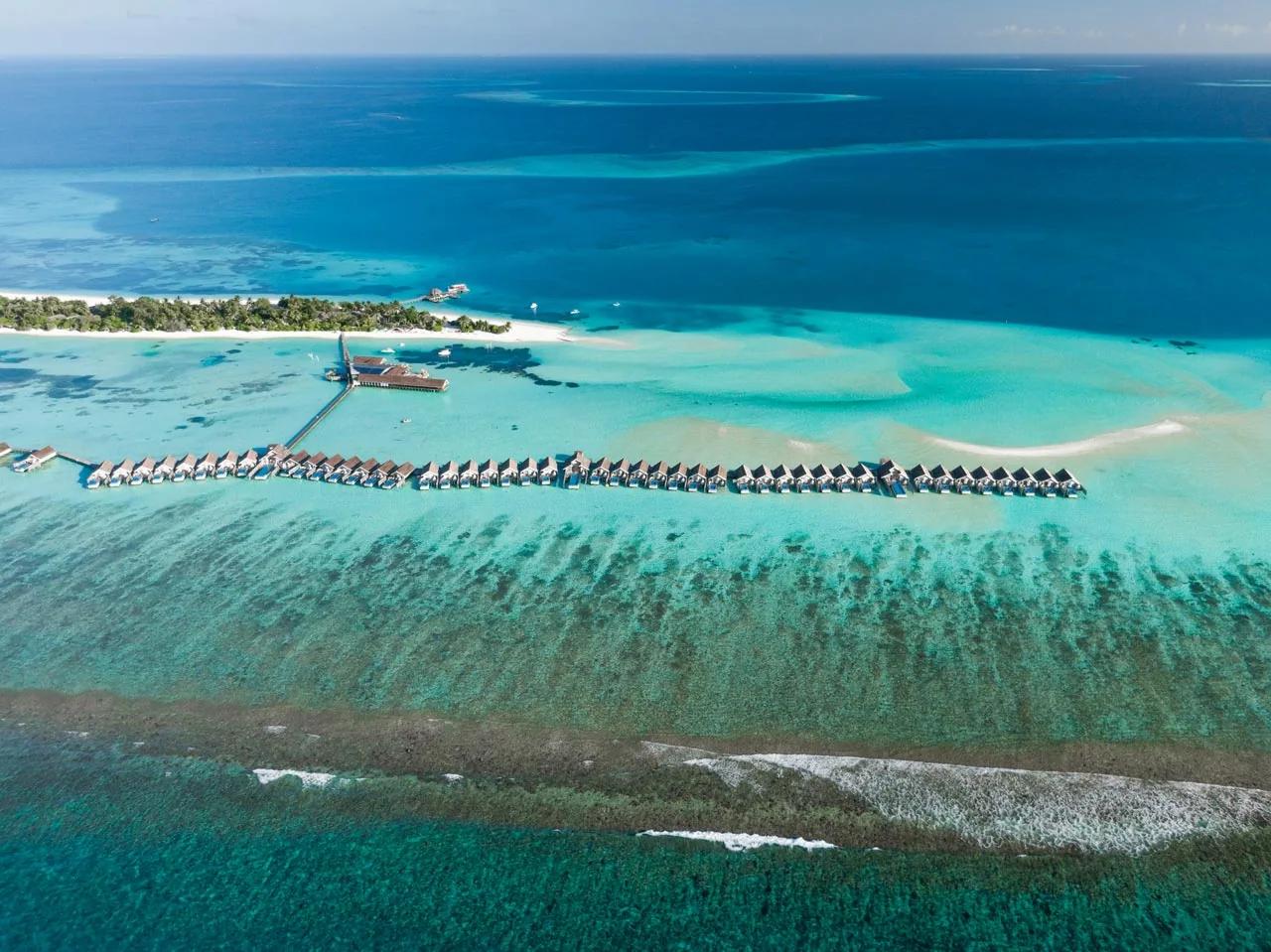 Ville overwater e mare turchese al LUX* South Ari Atoll.