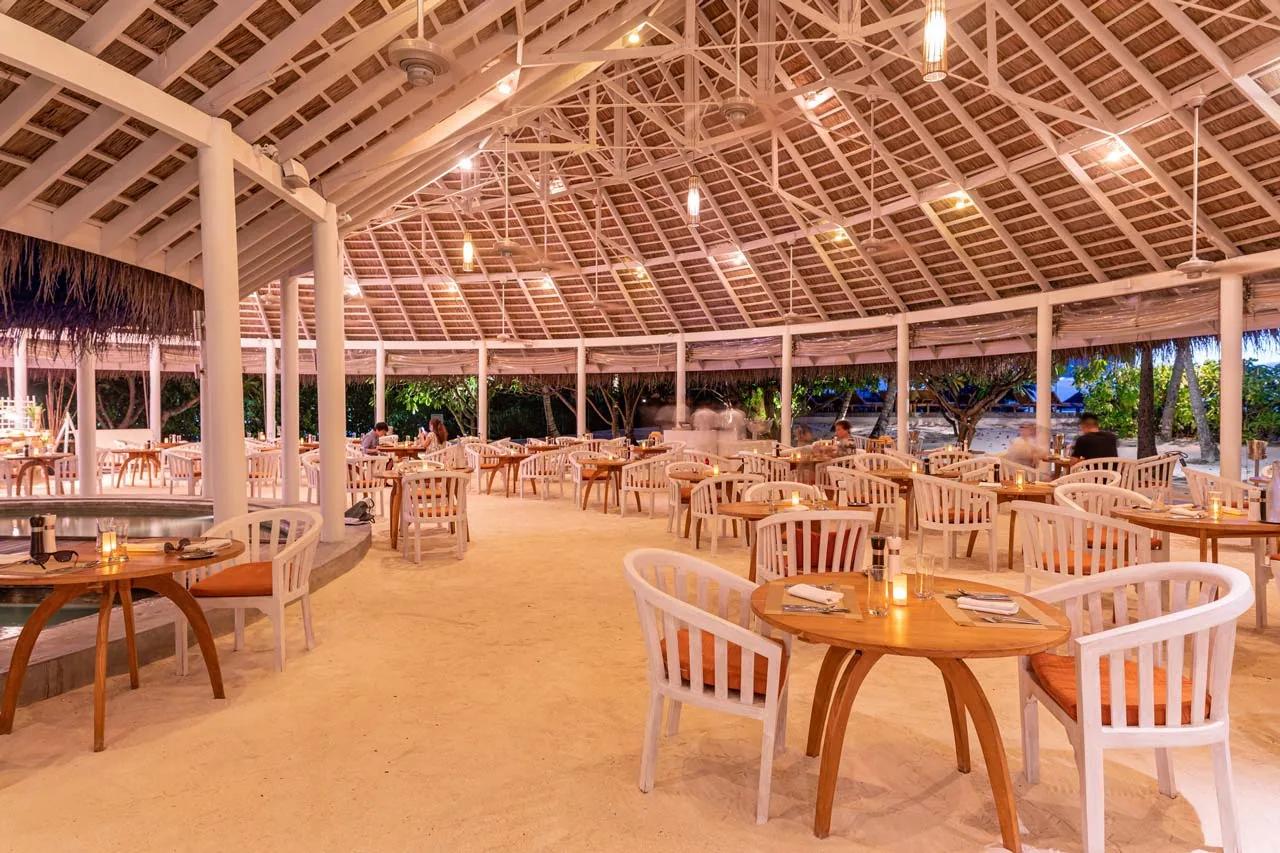 Area ristorante con tavoli e sedie al LUX* South Ari Atoll