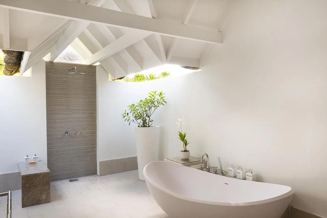 Bagno della Beach Pavilion con vasca e doccia esterna al LUX* South Ari Atoll.