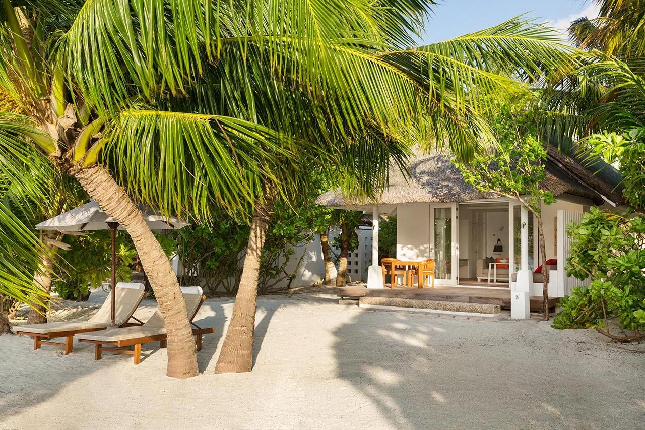 Spiaggia con lettini e area esterna della Beach Pool Villa al LUX* South Ari Atoll