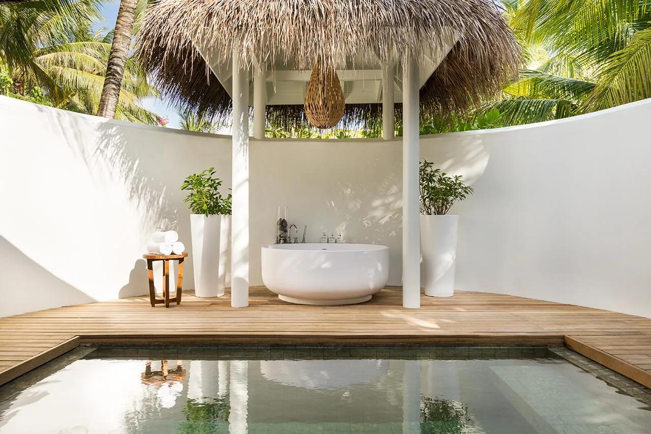 Area esterna della Beach Pool Villa con vasca e piscina privata al LUX* South Ari Atoll.