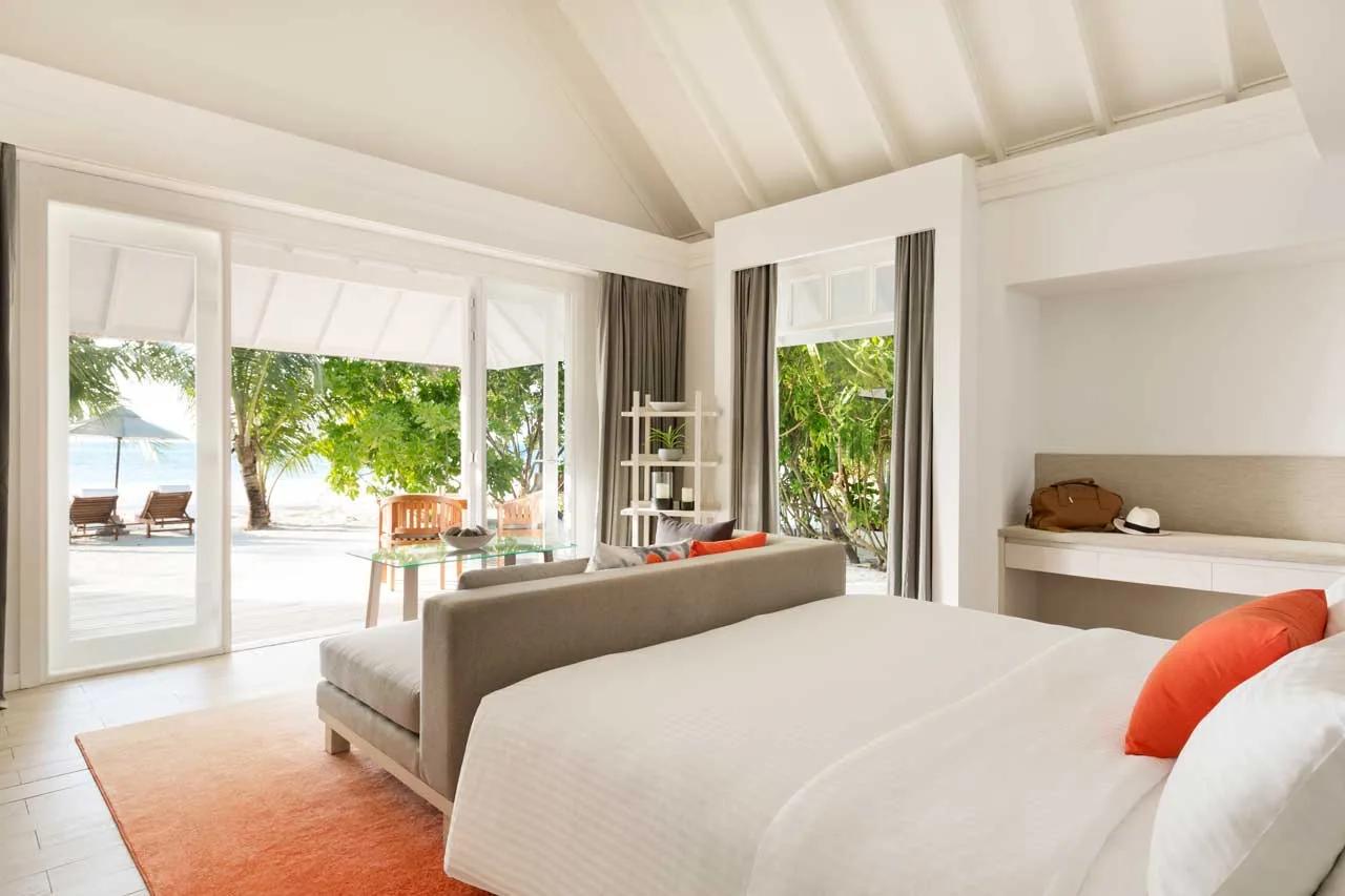 Interno della Beach Pool Villa con vista su terrazza e spiaggia al LUX* South Ari Atoll