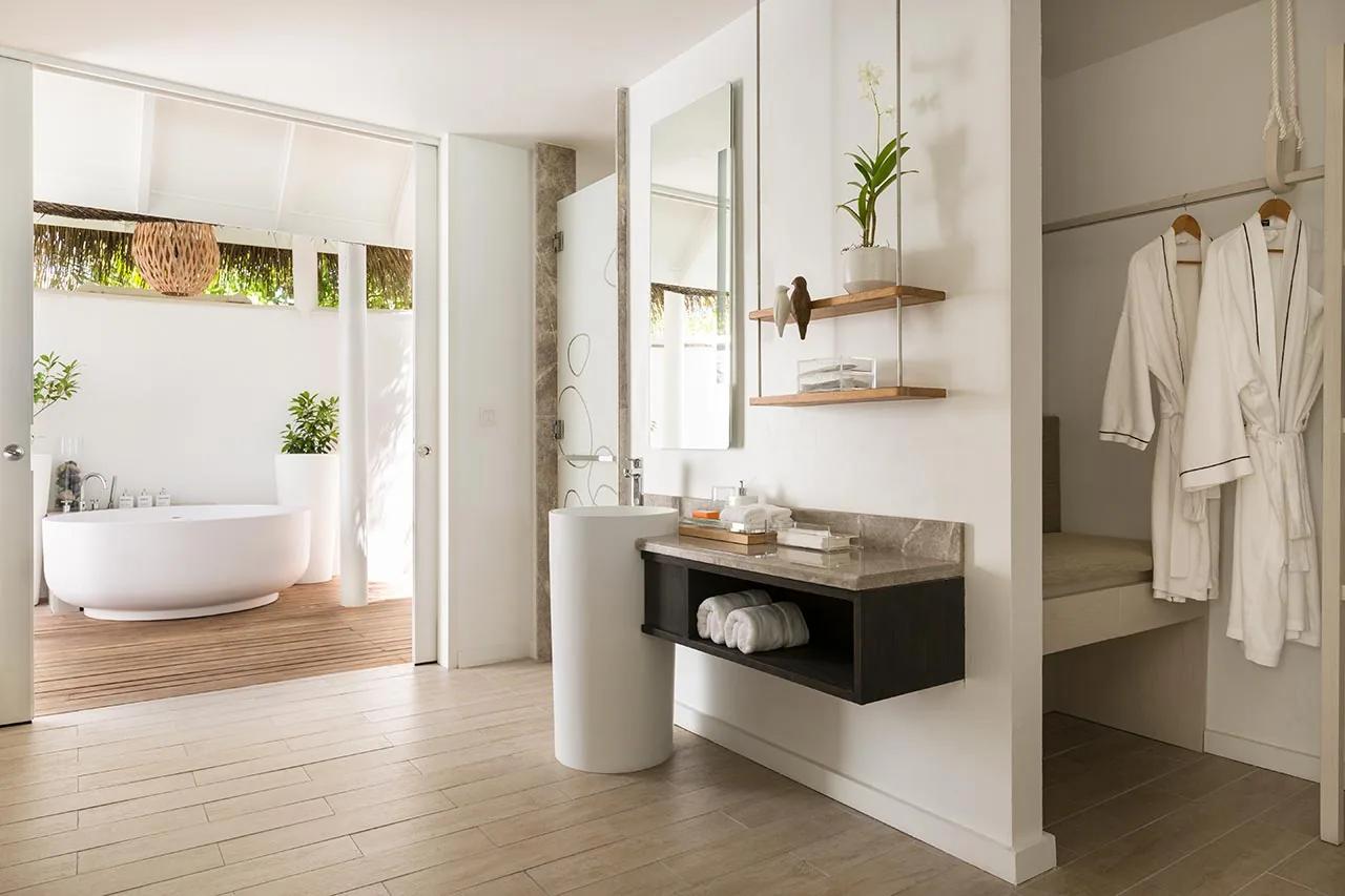 Bagno della Beach Villa con vasca freestanding e accappatoi al LUX* South Ari Atoll.