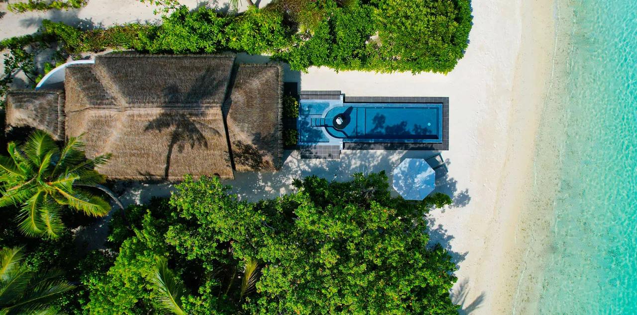 Vista dall'alto della Beachfront Infinity Pool Villa con piscina privata e accesso diretto alla spiaggia al LUX* South Ari Atoll.